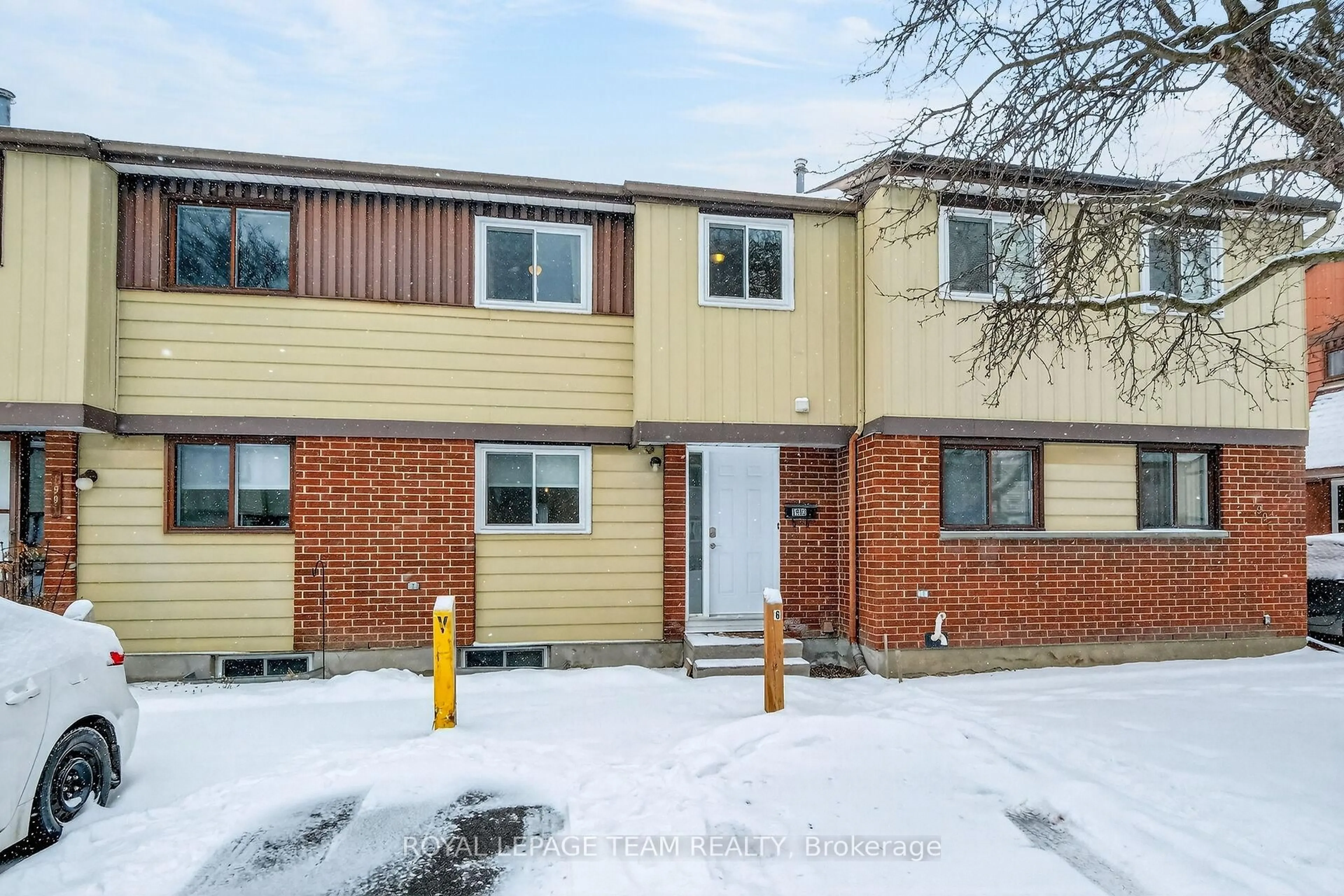 A pic from outside/outdoor area/front of a property/back of a property/a pic from drone, street for 1993 FALKIRK Cres, Ottawa Ontario K1B 4Y8