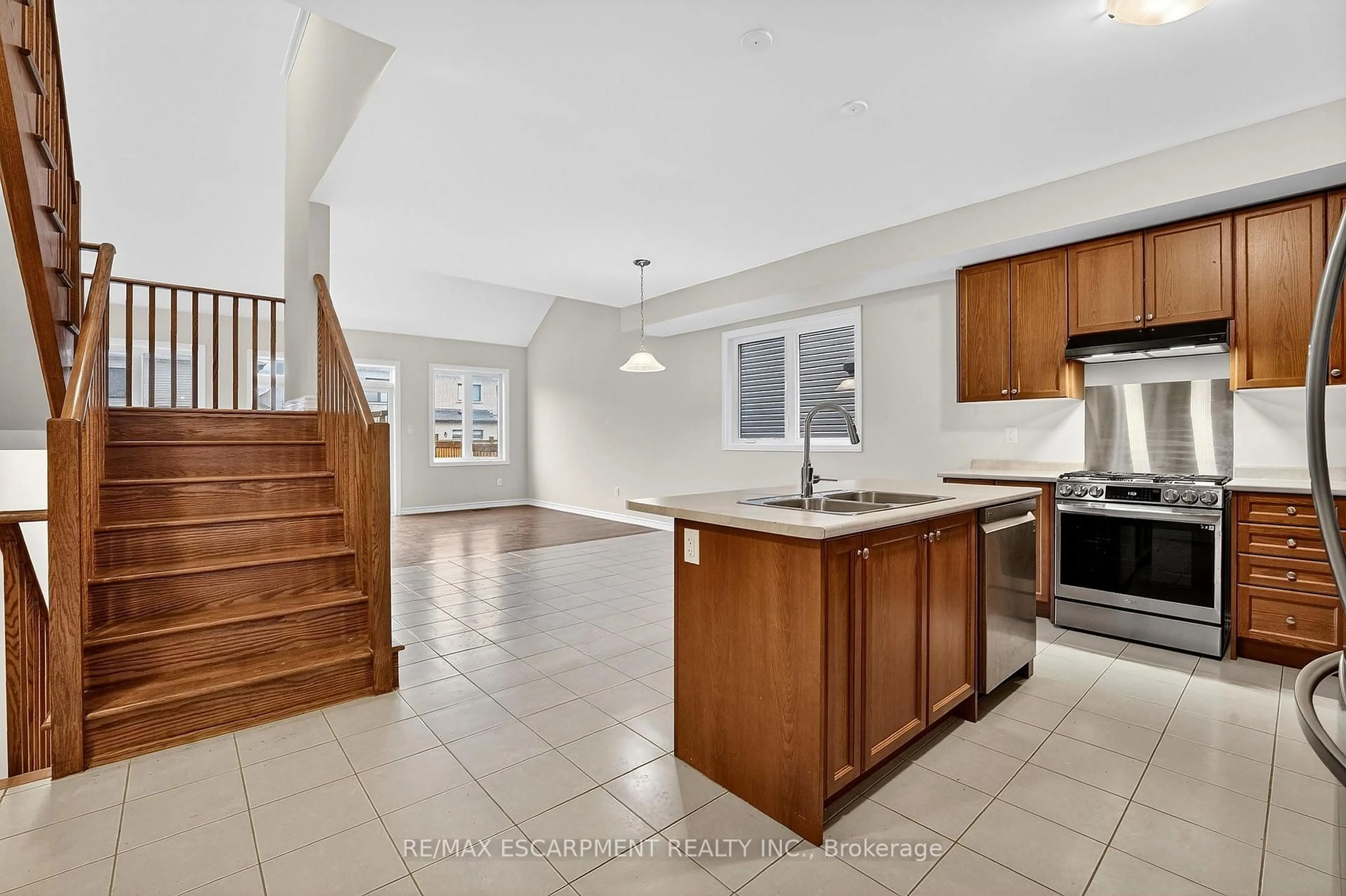 Open concept kitchen, ceramic/tile floor for 11 FRONTIER Dr, Thorold Ontario L2V 0K3