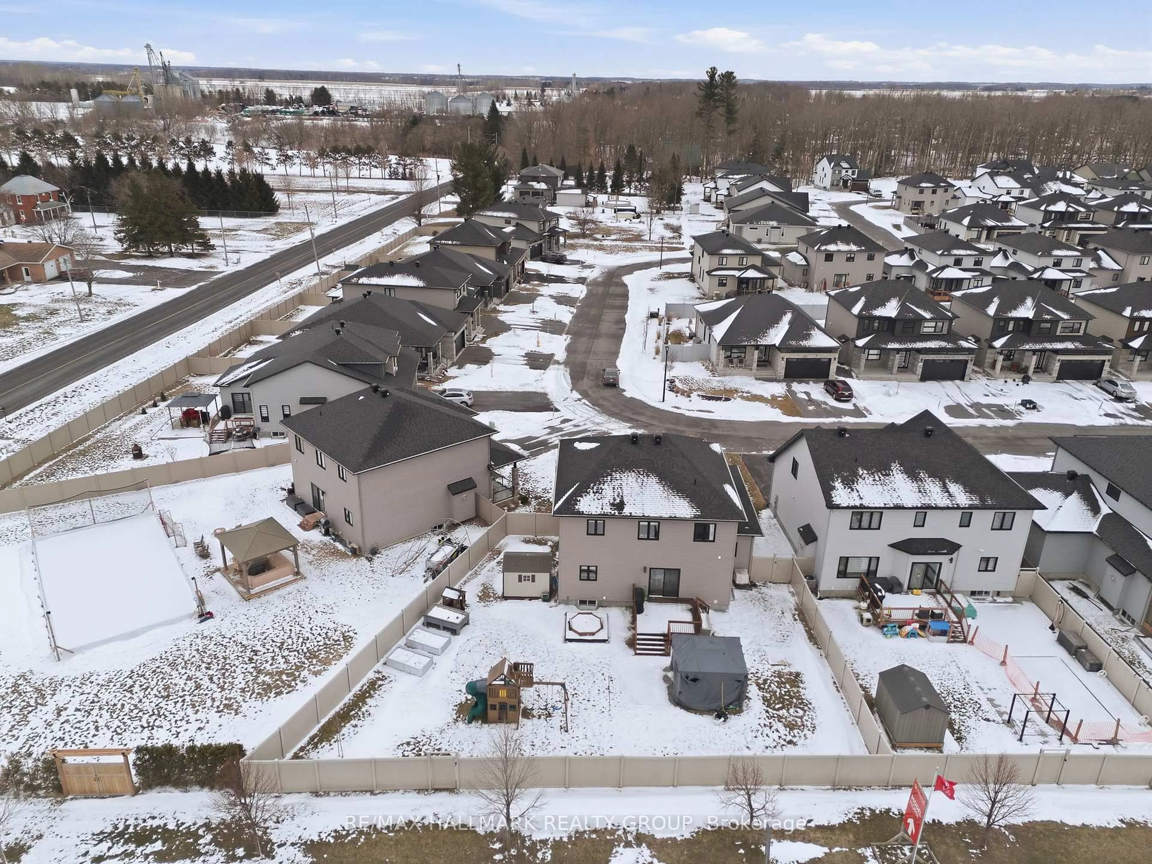 A pic from outside/outdoor area/front of a property/back of a property/a pic from drone, unknown for 1212 AVIGNON St, Russell Ontario K0A 1W0