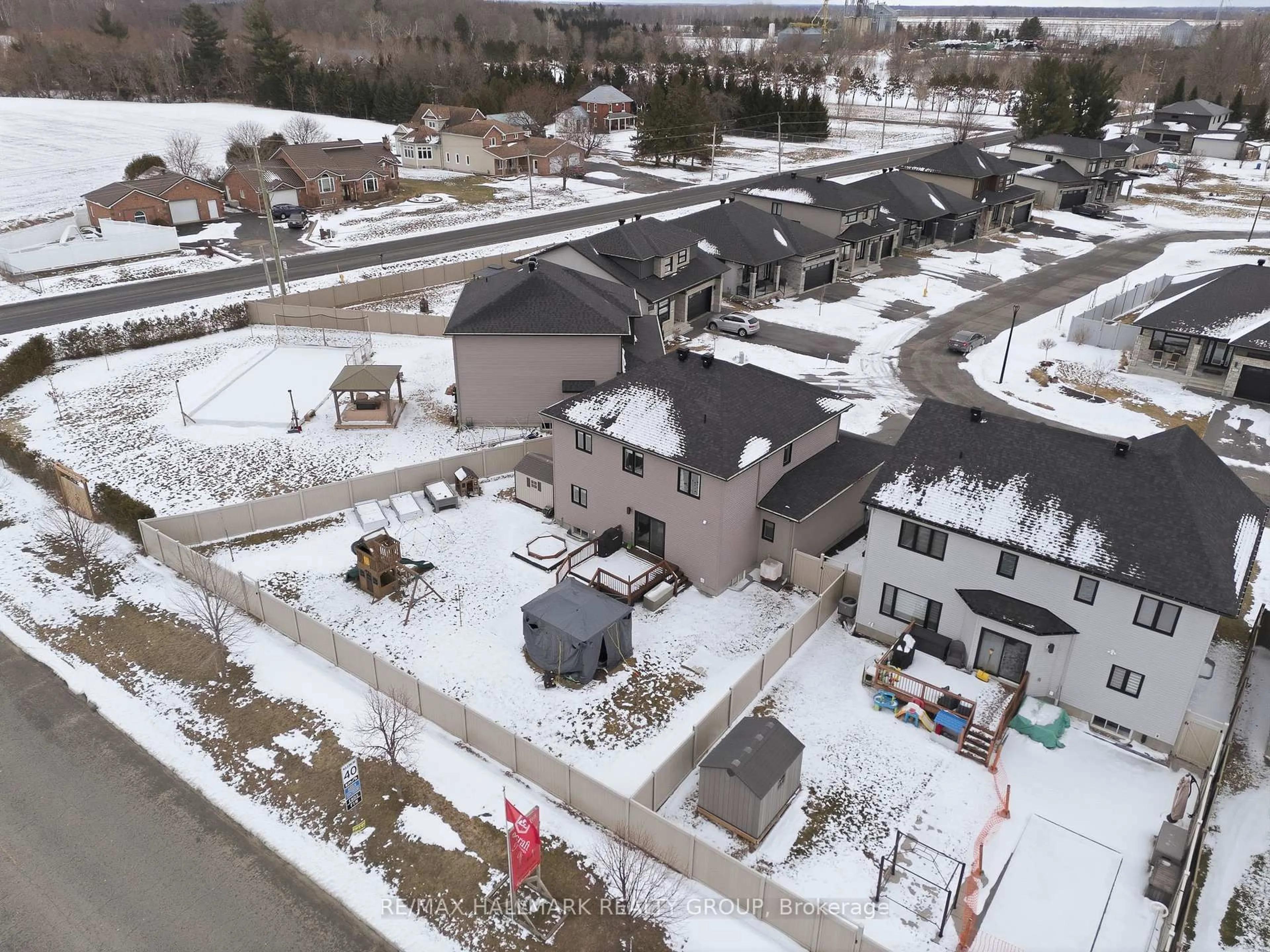 A pic from outside/outdoor area/front of a property/back of a property/a pic from drone, unknown for 1212 AVIGNON St, Russell Ontario K0A 1W0