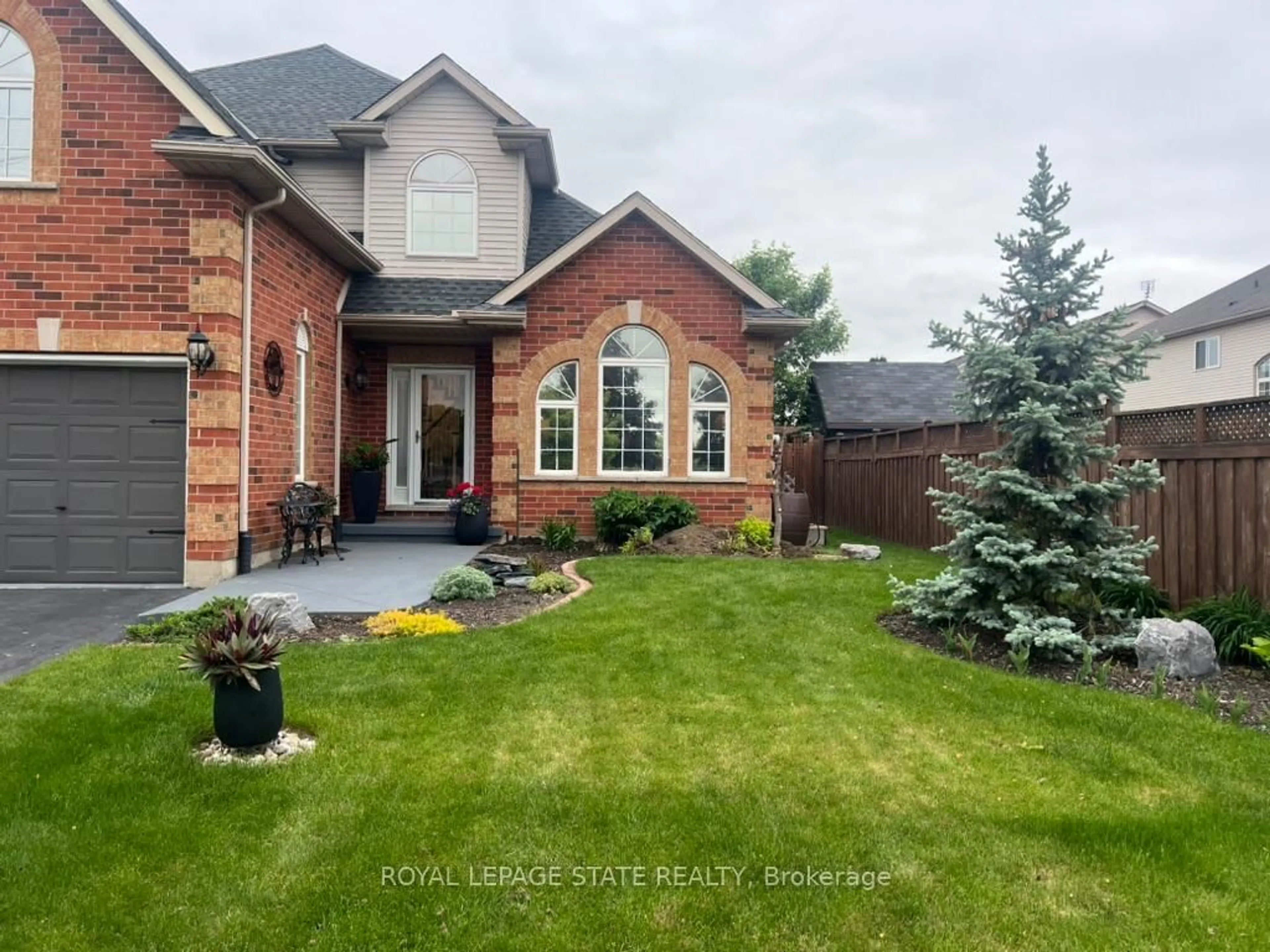 Home with brick exterior material, street for 82 Vansickle Rd, St. Catharines Ontario L2S 3Y6