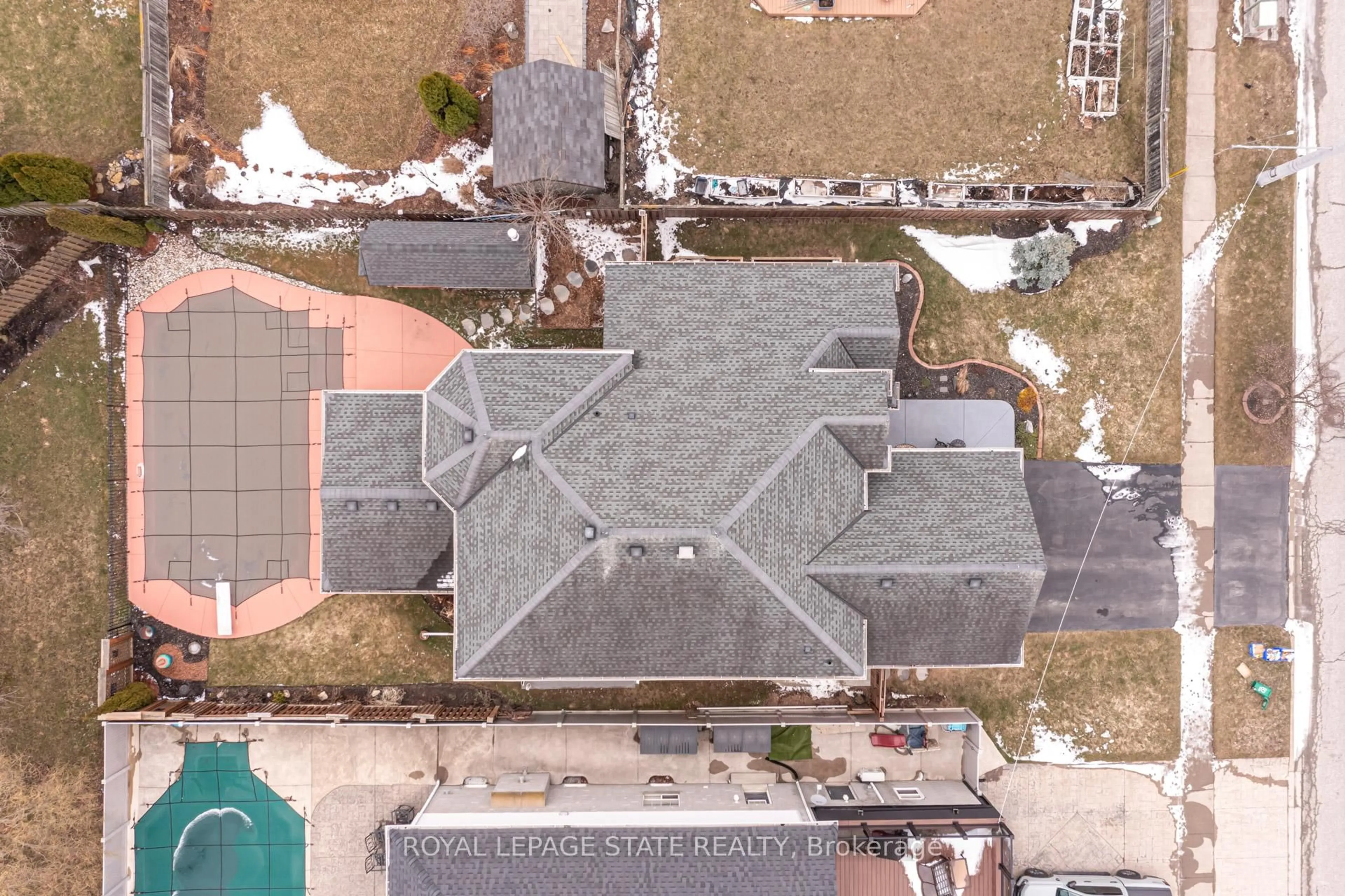 A pic from outside/outdoor area/front of a property/back of a property/a pic from drone, street for 82 Vansickle Rd, St. Catharines Ontario L2S 3Y6
