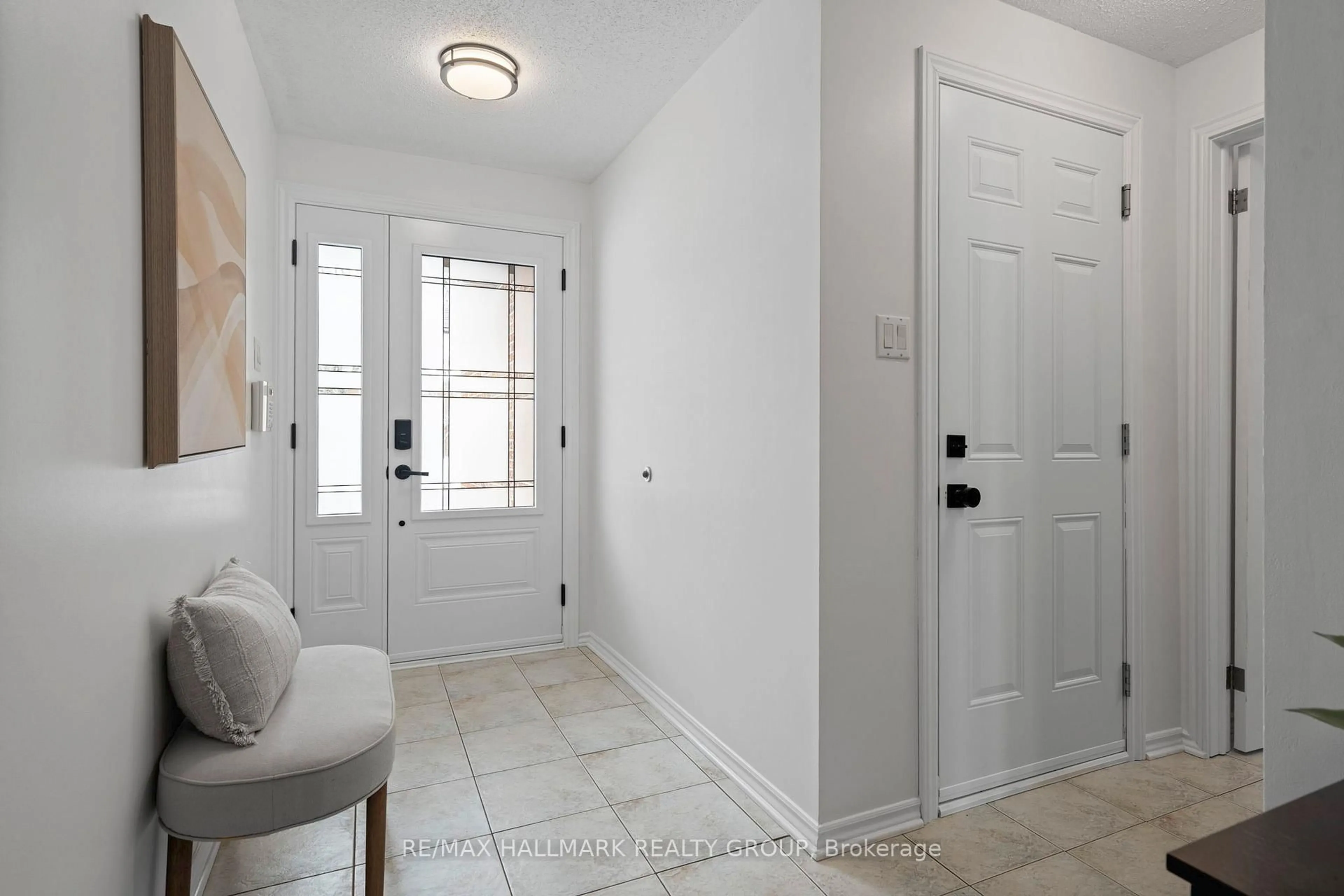 Indoor entryway for 6068 MEADOWGLEN Dr, Orleans Ontario K1C 5R7