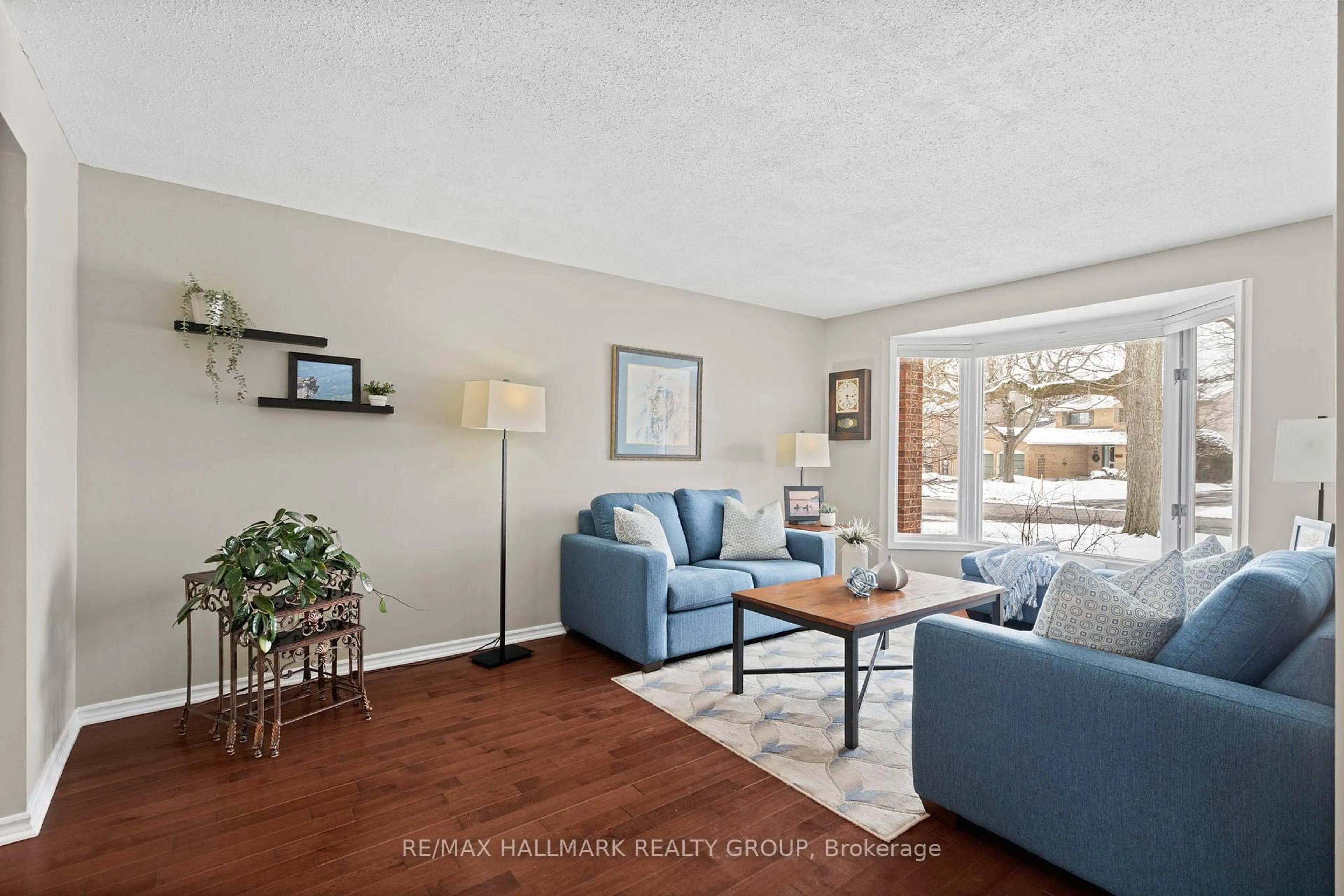 Living room with furniture, unknown for 6068 MEADOWGLEN Dr, Orleans Ontario K1C 5R7