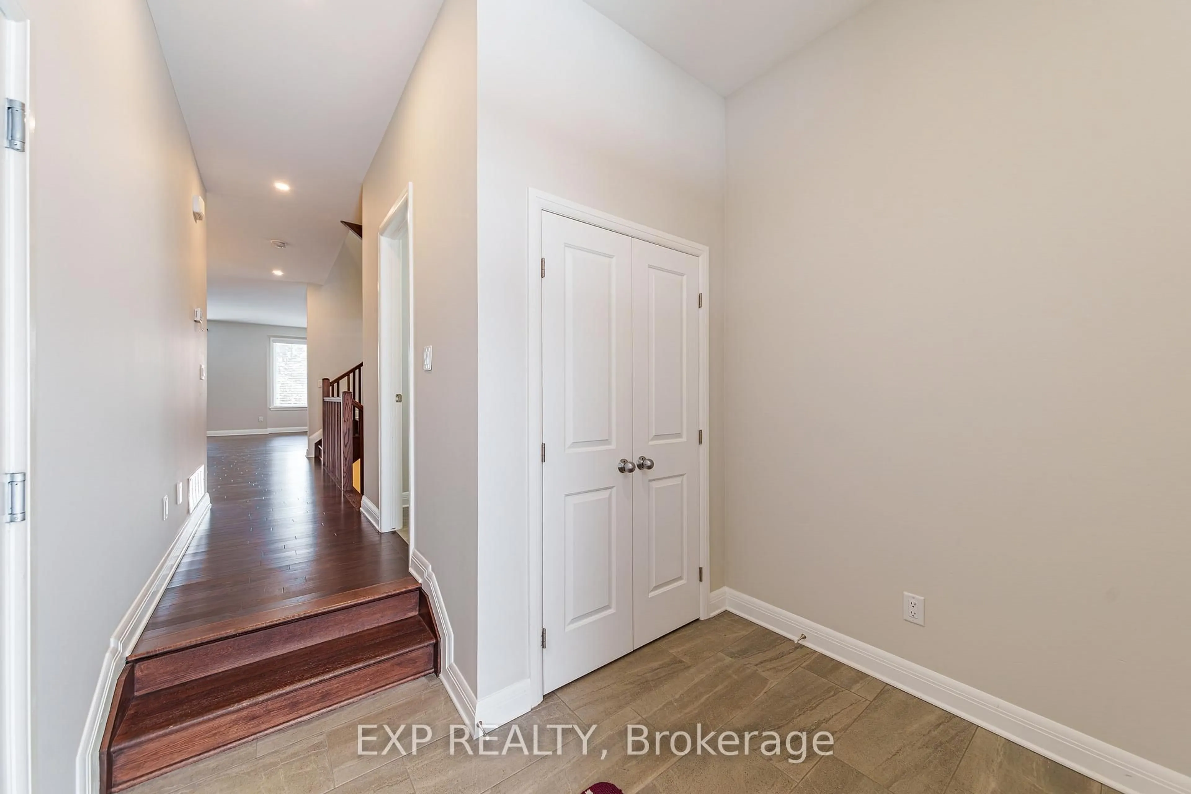 Indoor entryway for 334 Kilspindie Rdge, Ottawa Ontario K2J 5M8