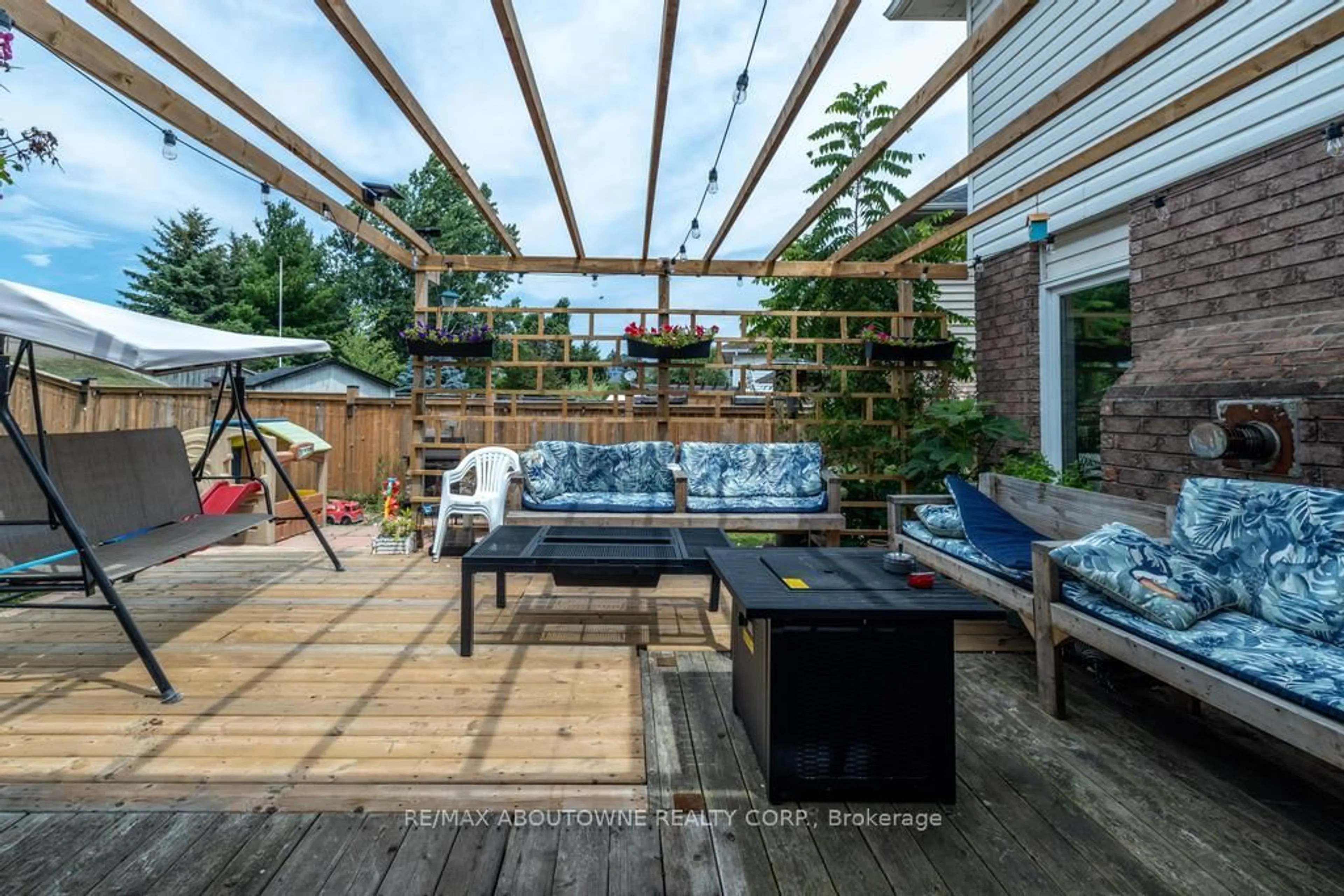 Patio, street for 14 SABLE Dr, Hamilton Ontario L9K 1K9