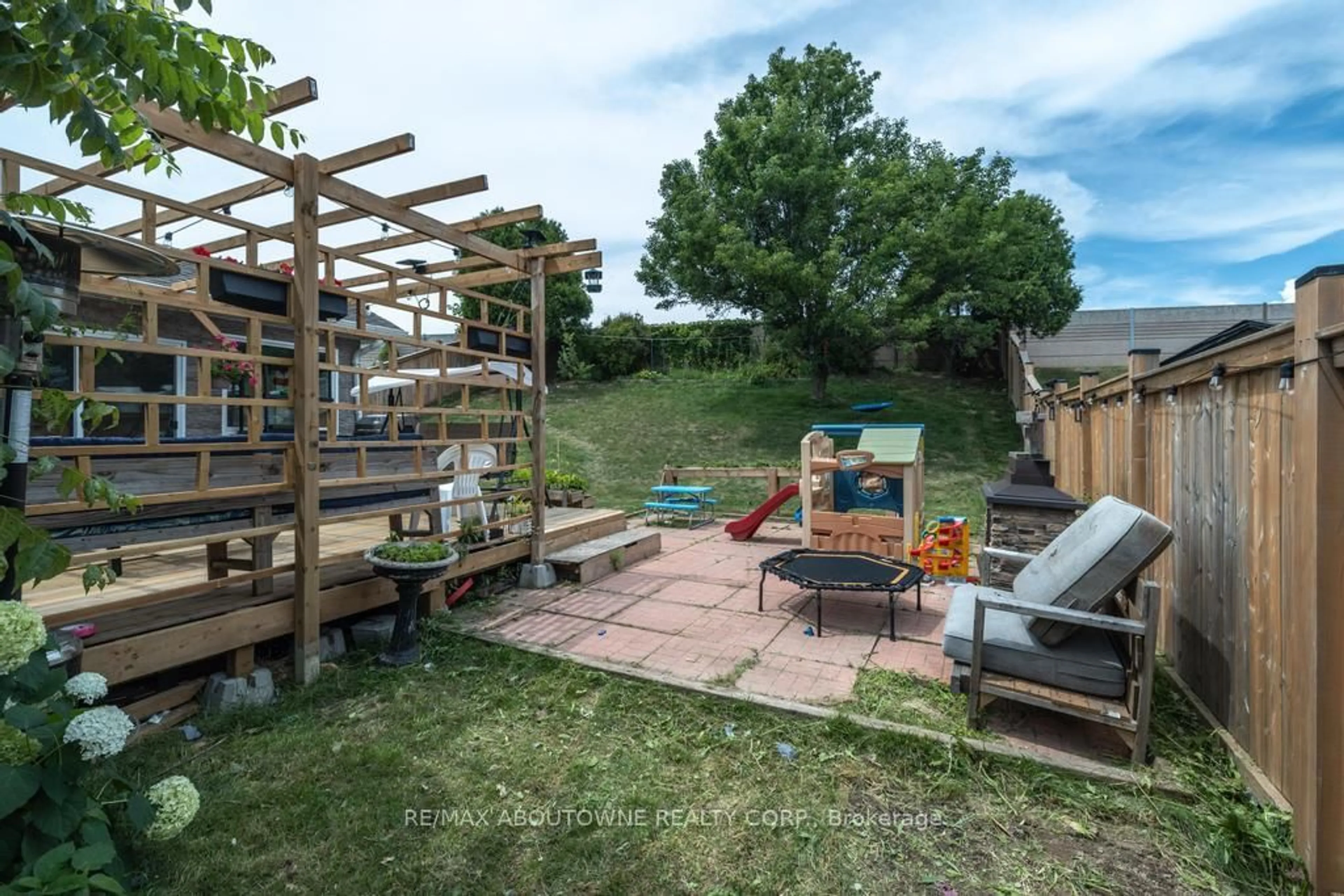 Patio, mountain view for 14 SABLE Dr, Hamilton Ontario L9K 1K9