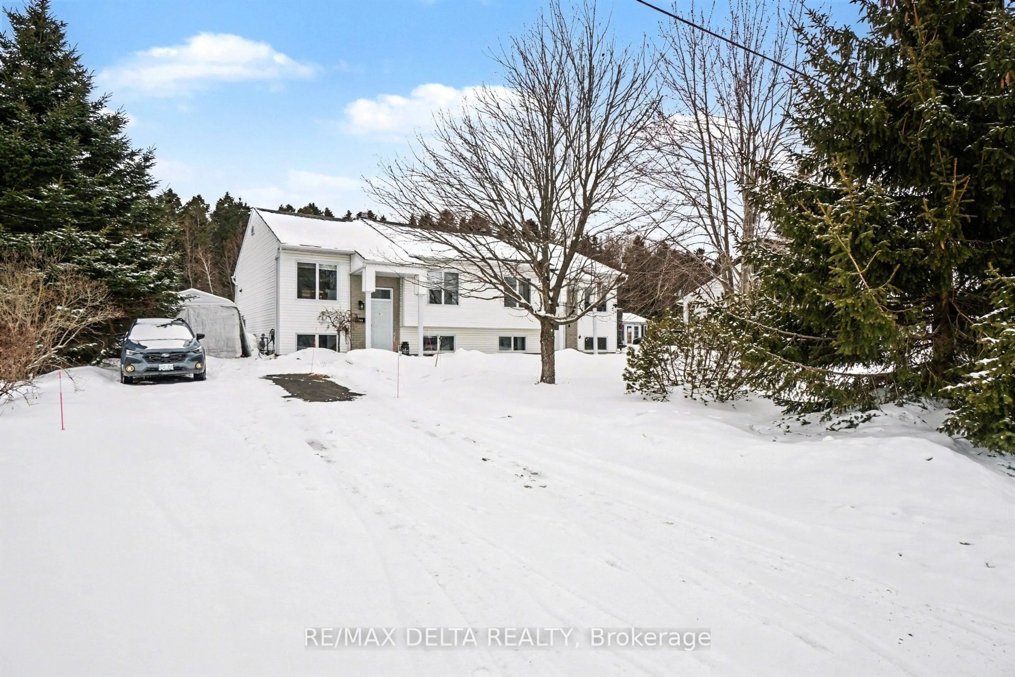 A pic from outside/outdoor area/front of a property/back of a property/a pic from drone, street for 542A Devista Blvd, Alfred and Plantagenet Ontario K0B 1A0