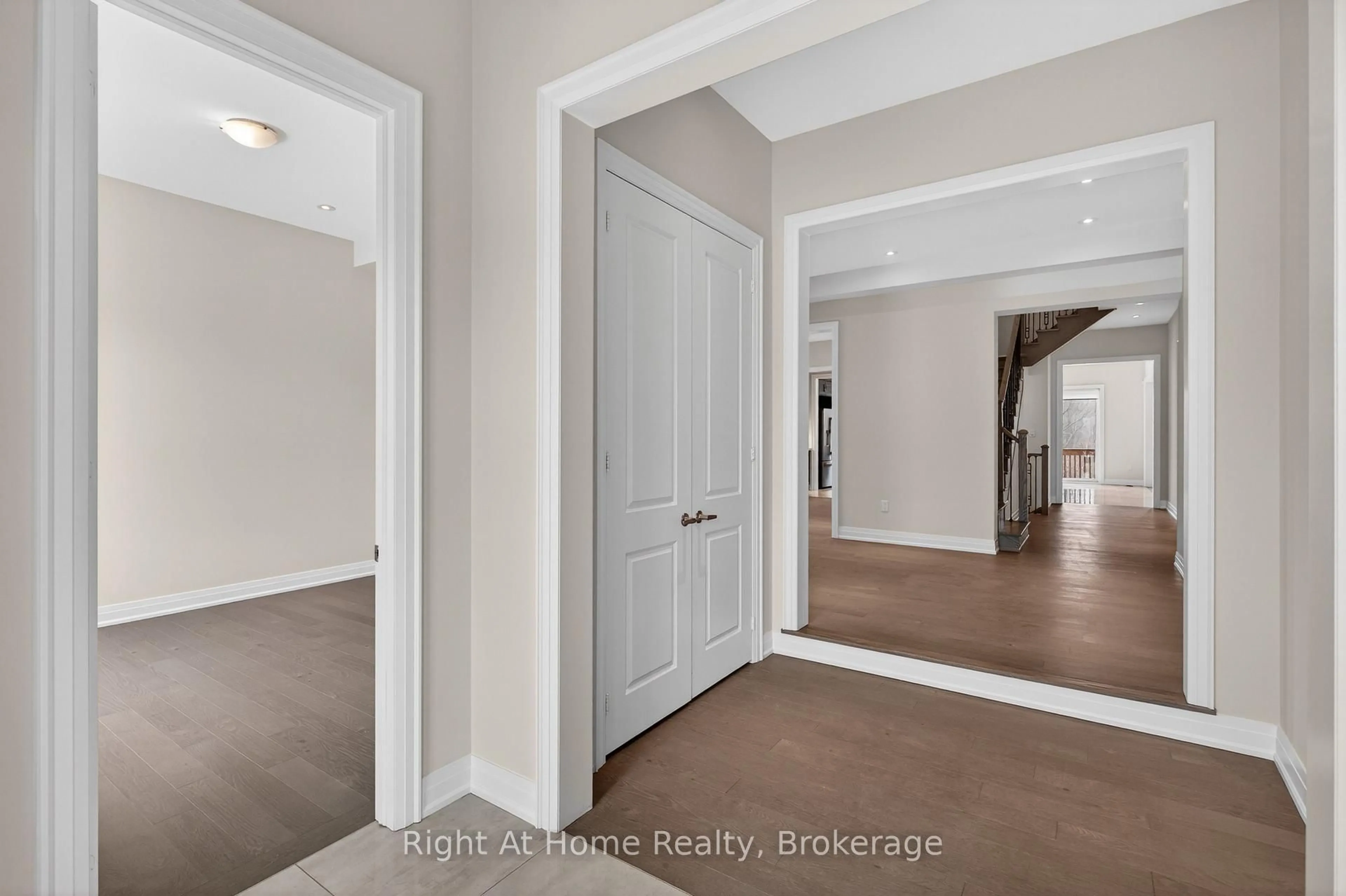 Indoor entryway for 94 Smokey Hollow Pl, Hamilton Ontario L0R 2H1