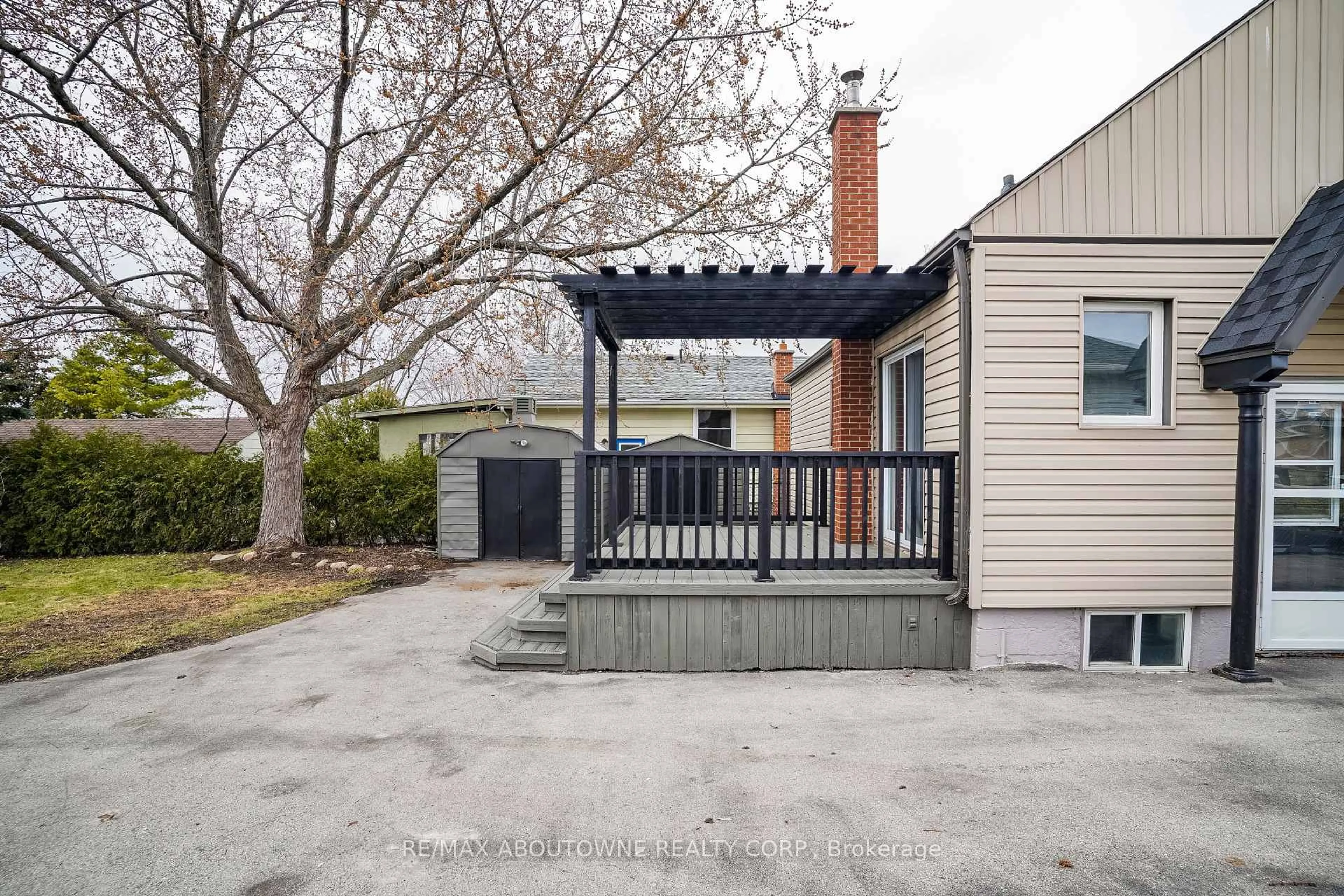 Patio, street for 96 MOHAWK Rd, Hamilton Ontario L9A 2G9