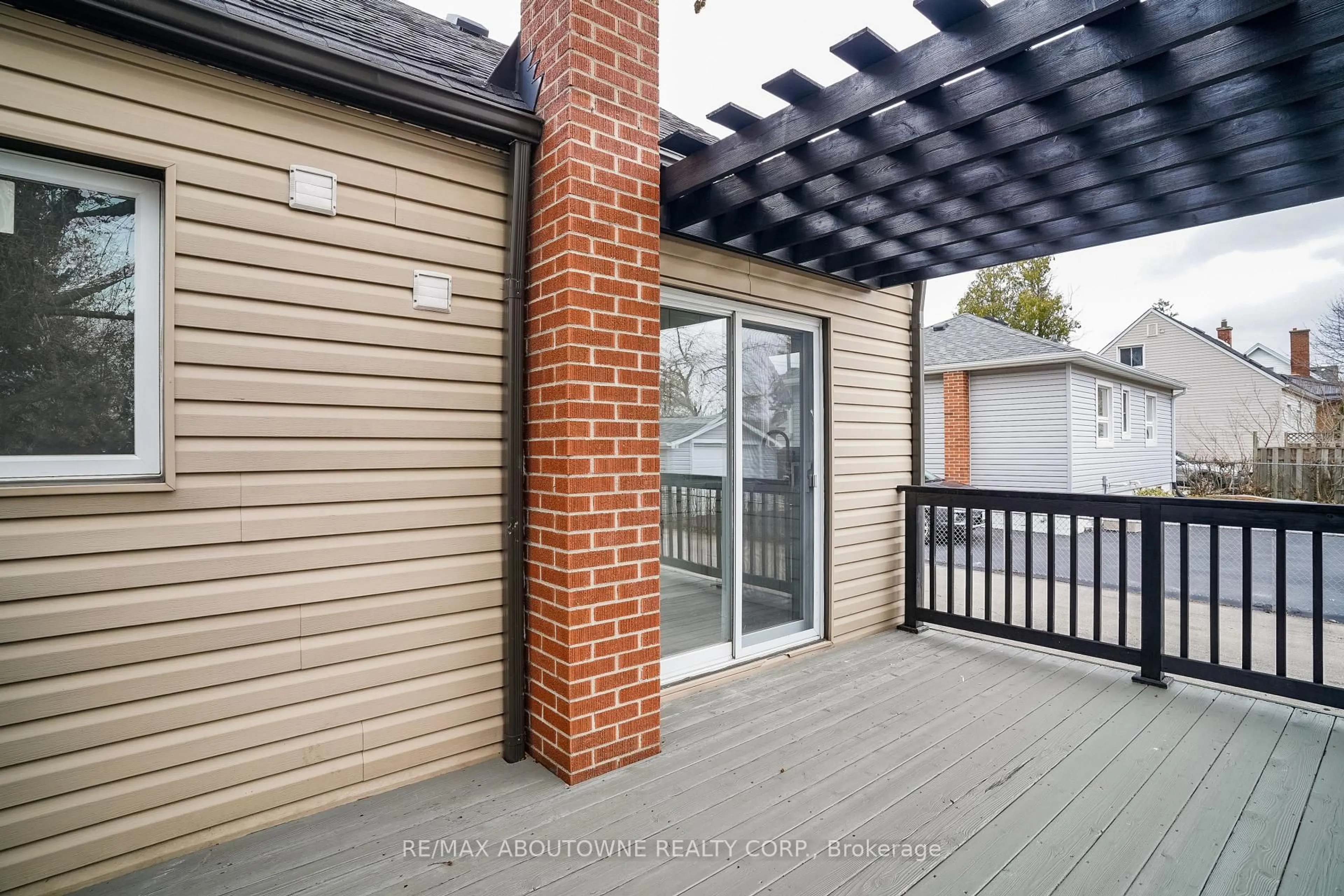 Patio, street for 96 MOHAWK Rd, Hamilton Ontario L9A 2G9