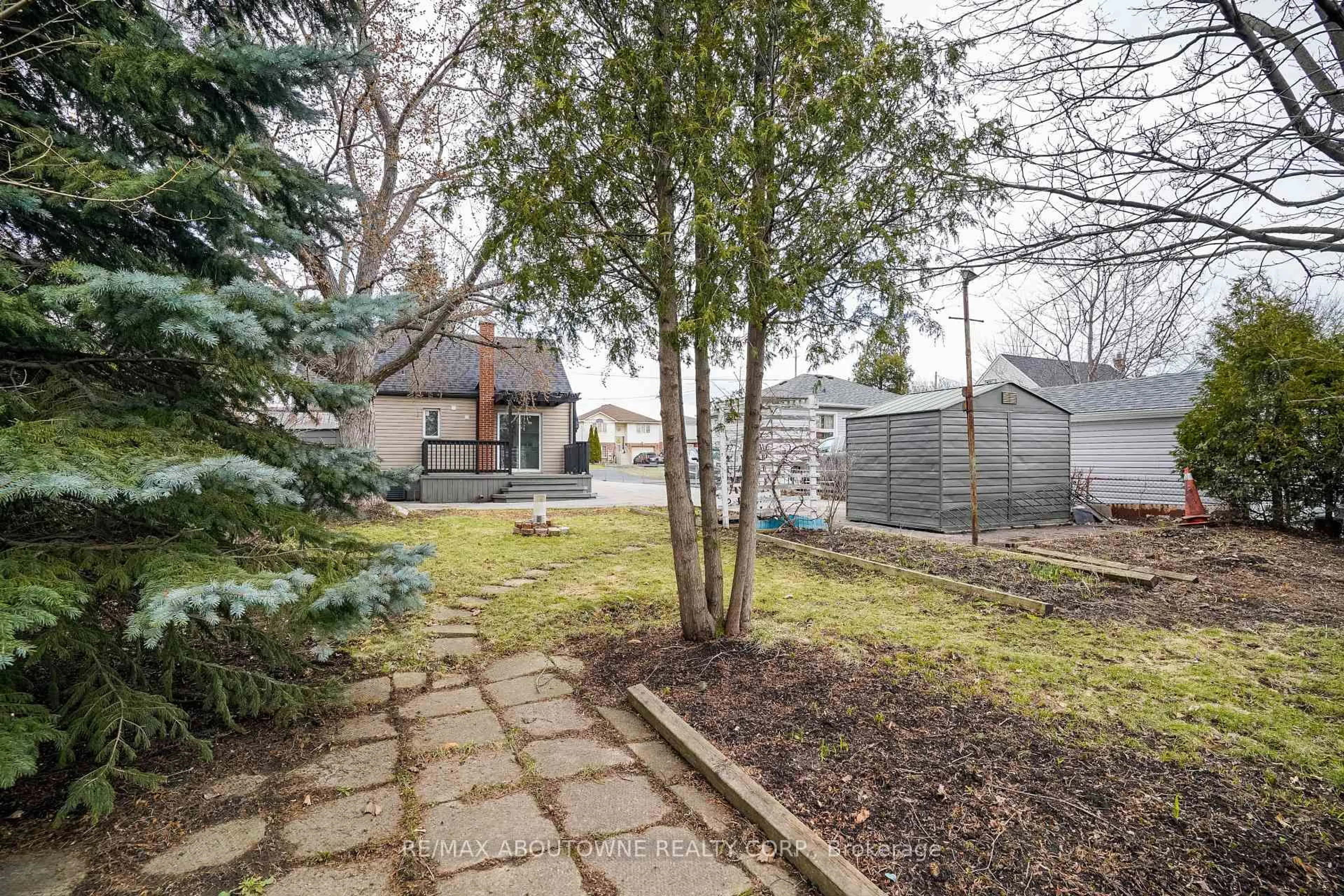 Patio, street for 96 MOHAWK Rd, Hamilton Ontario L9A 2G9