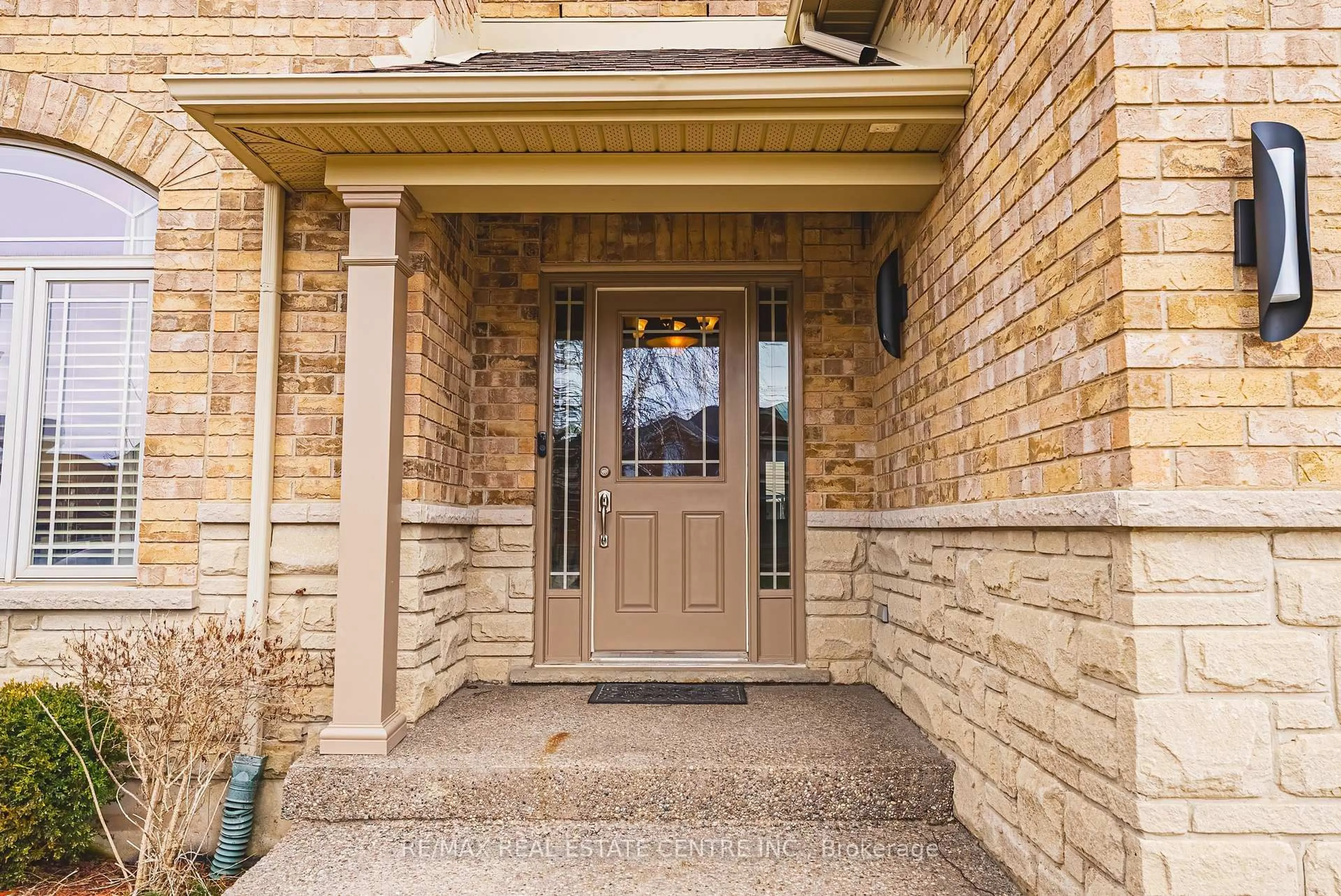 Indoor entryway for 120 Valiant Circ, Hamilton Ontario L0R 1C0