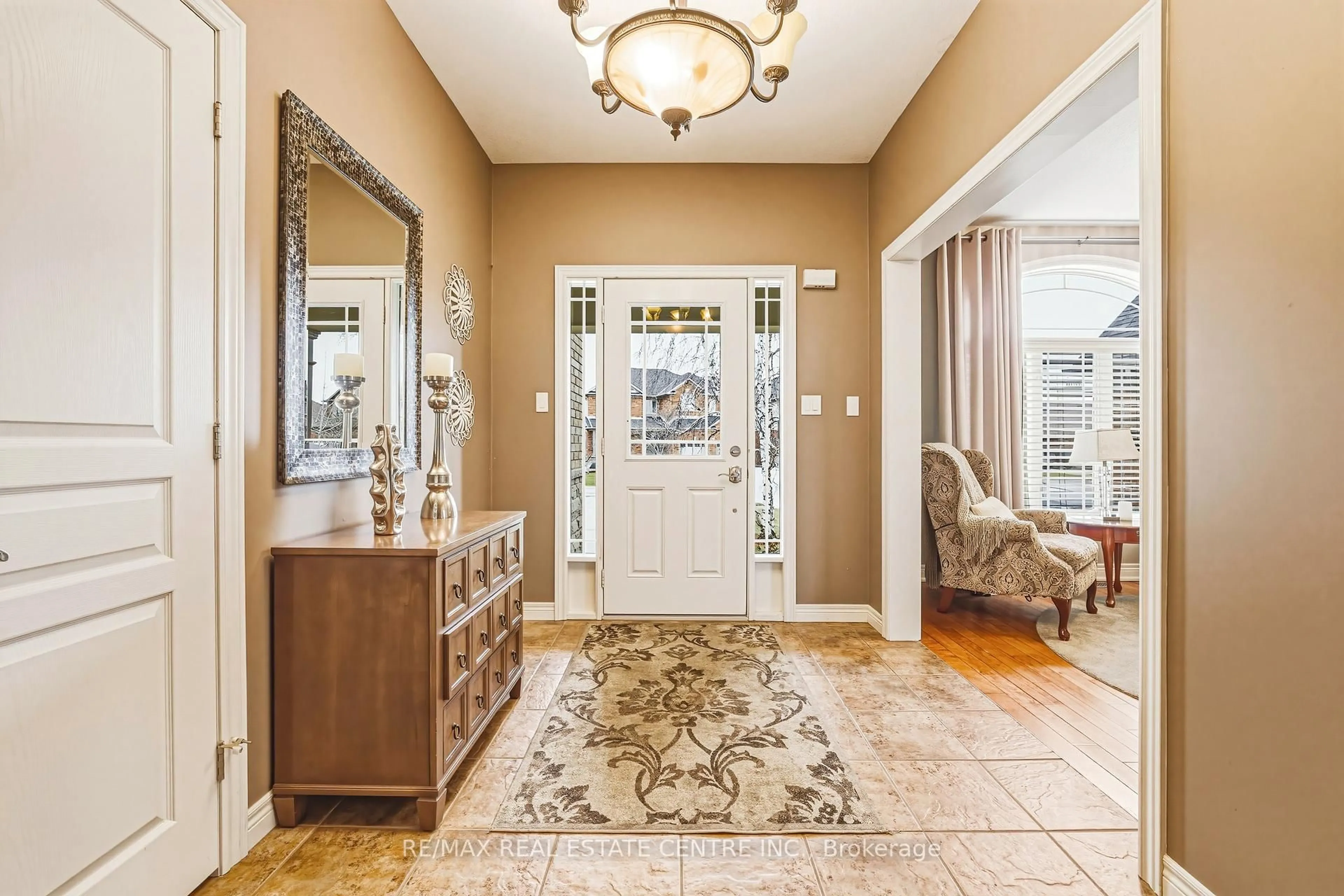 Indoor entryway for 120 Valiant Circ, Hamilton Ontario L0R 1C0