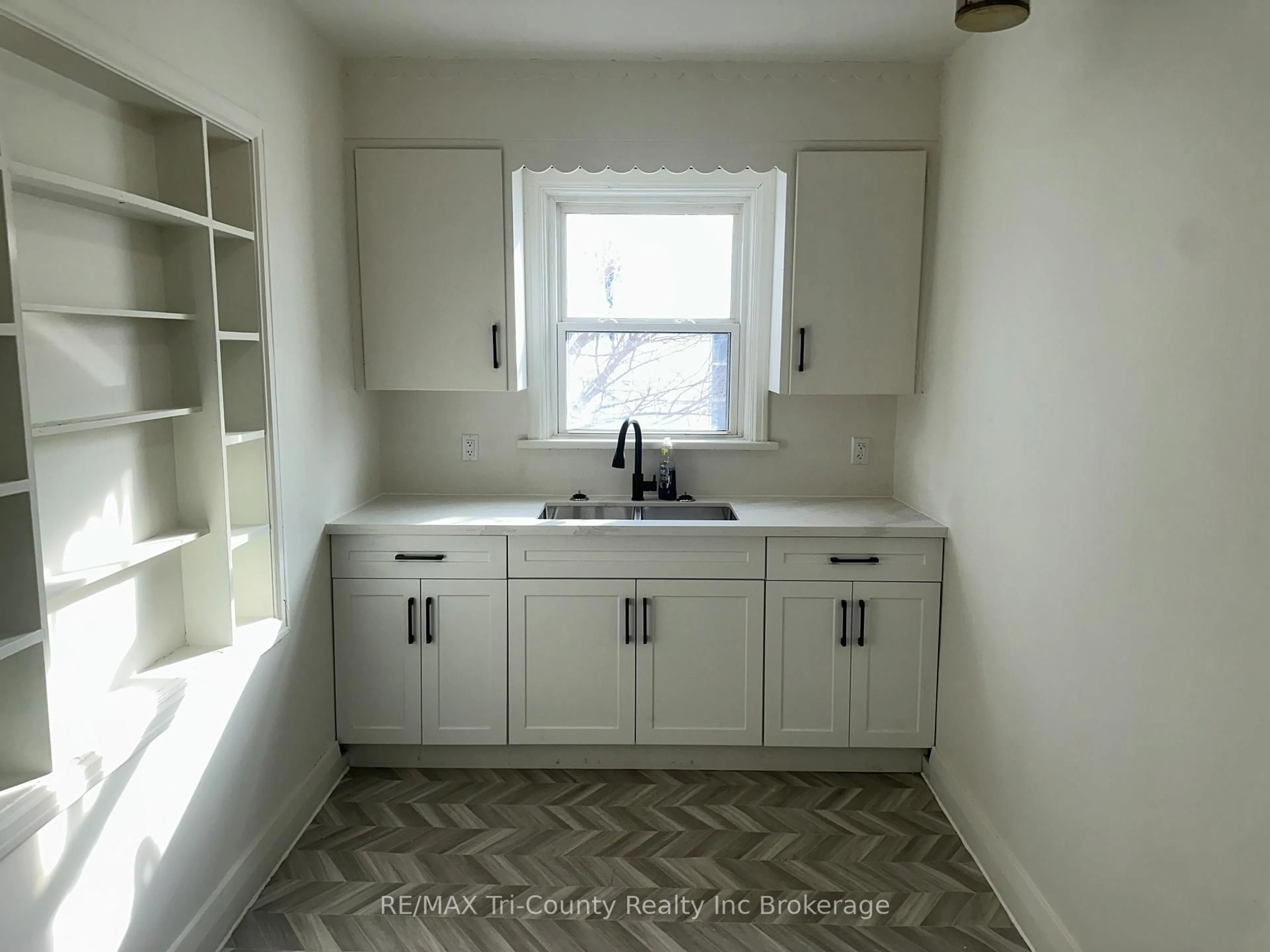 Standard kitchen, ceramic/tile floor for 358 Glebe St, London East Ontario N5W 3T1