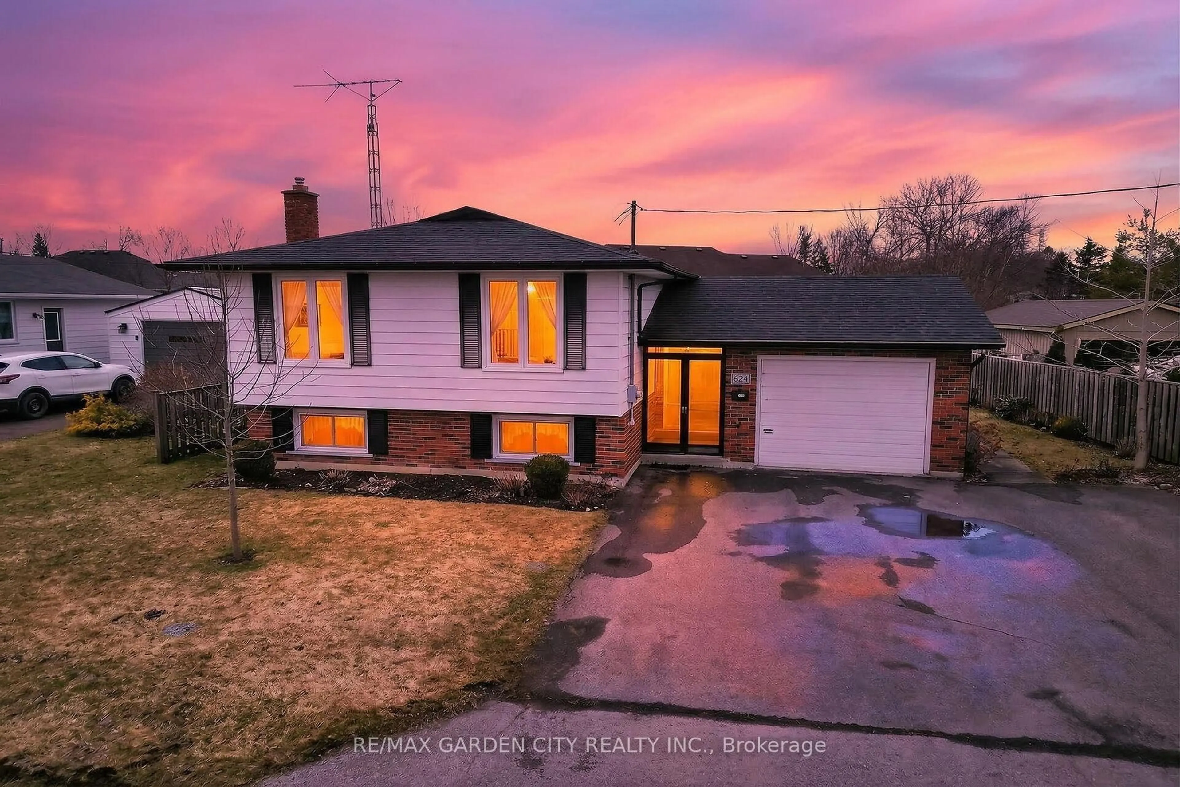 A pic from outside/outdoor area/front of a property/back of a property/a pic from drone, street for 624 Cayuga St, Haldimand Ontario N1A 3E2