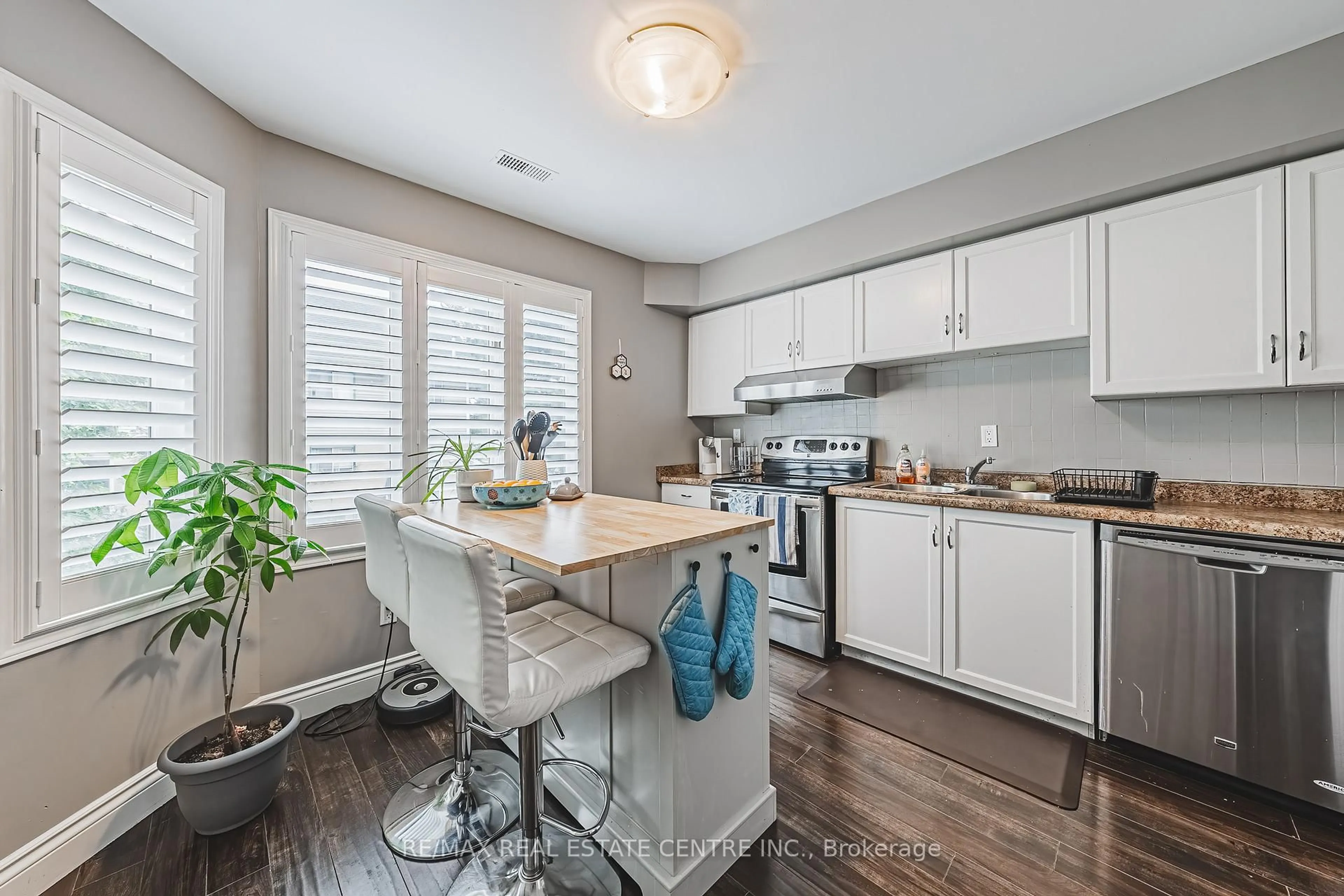 Open concept kitchen, wood/laminate floor for 266 LIMERIDGE Rd #3, Hamilton Ontario L9A 2S7
