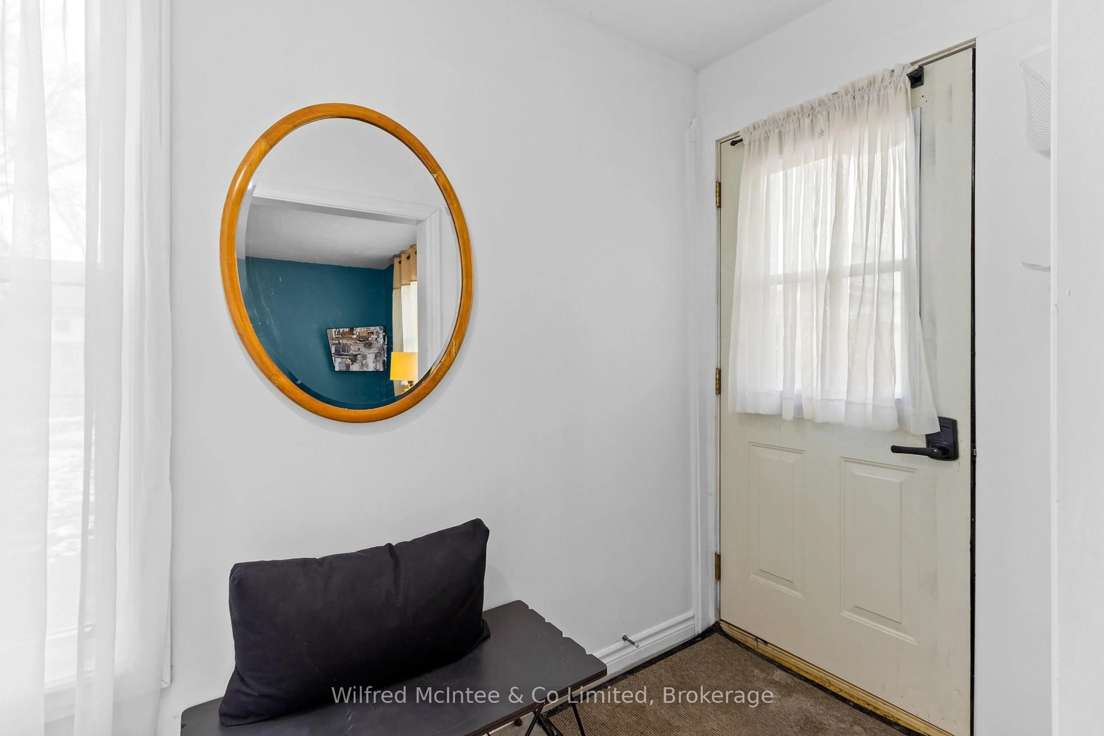 Indoor entryway for 452 Queen St, Kincardine Ontario N2Z 2J3