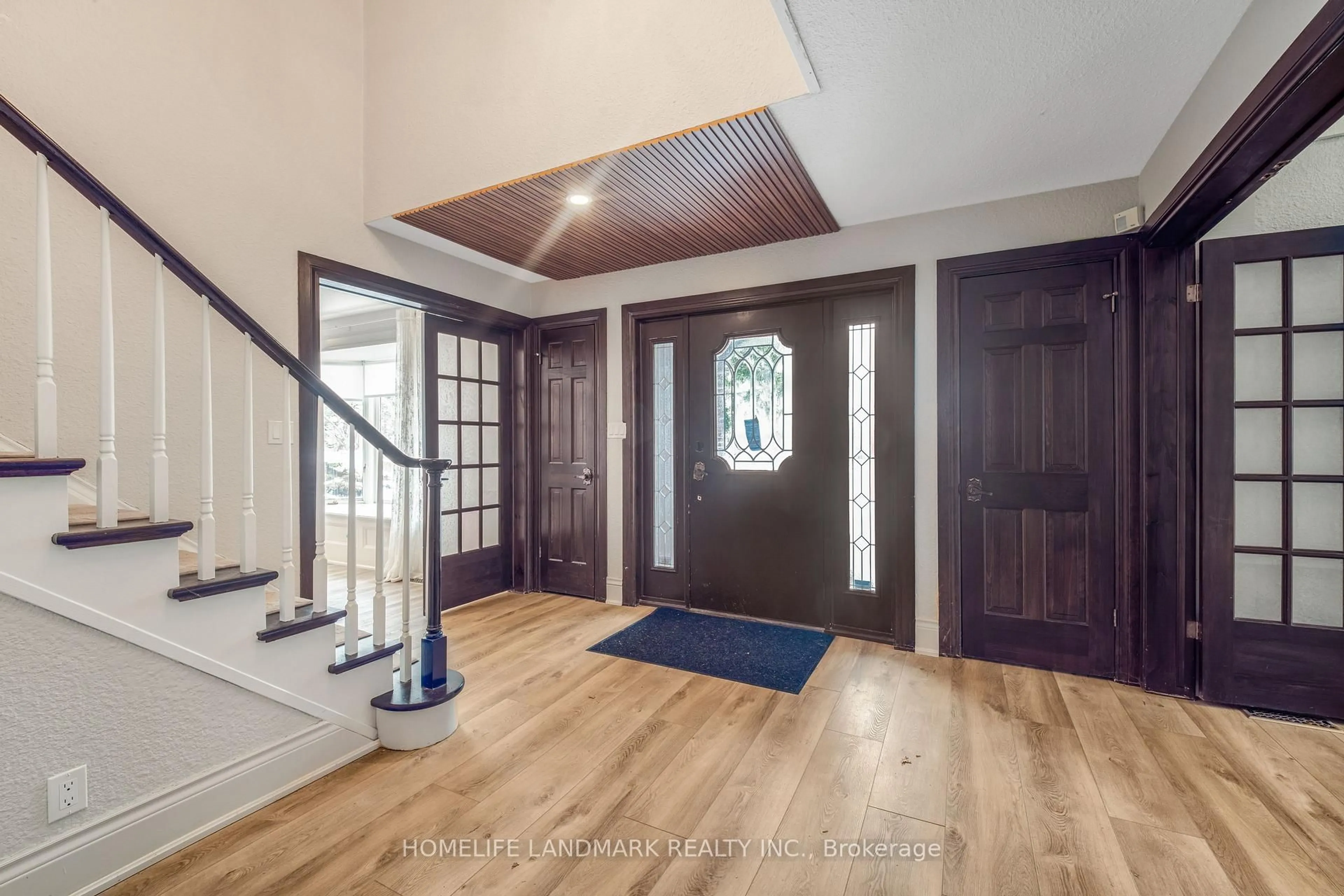 Indoor entryway for 10505 Niagara River Pkwy, Niagara Falls Ontario L2E 6S6