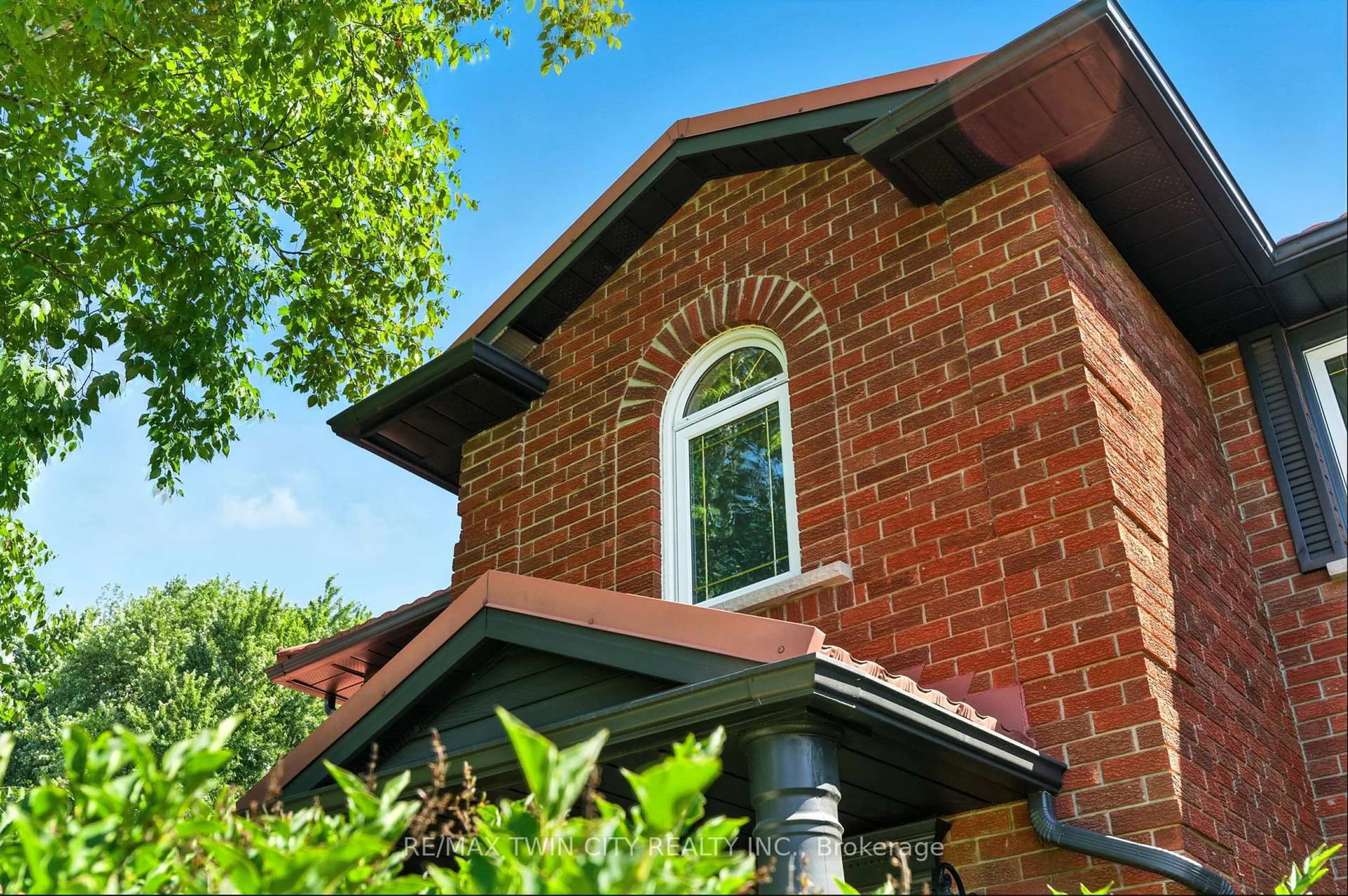 Home with brick exterior material, building for 91 Abbey Clse, Hamilton Ontario L9G 4K9