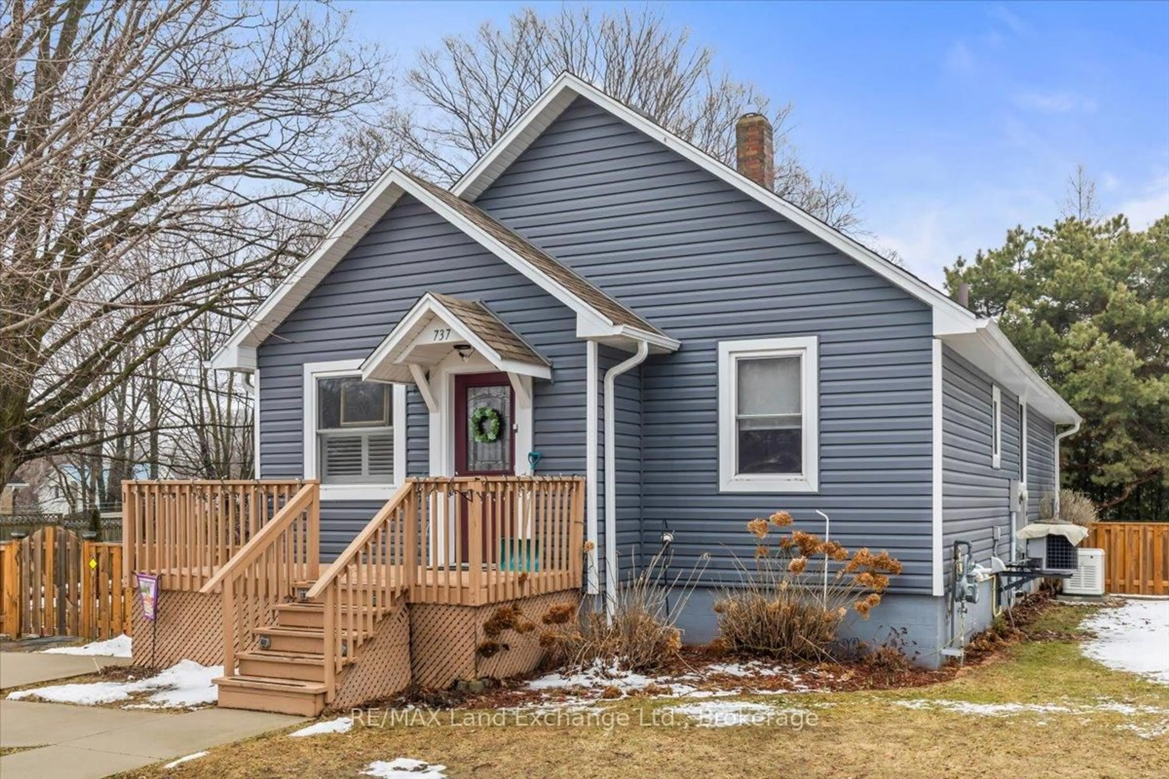 Home with vinyl exterior material, street for 737 Green St, Saugeen Shores Ontario N0H 2C4