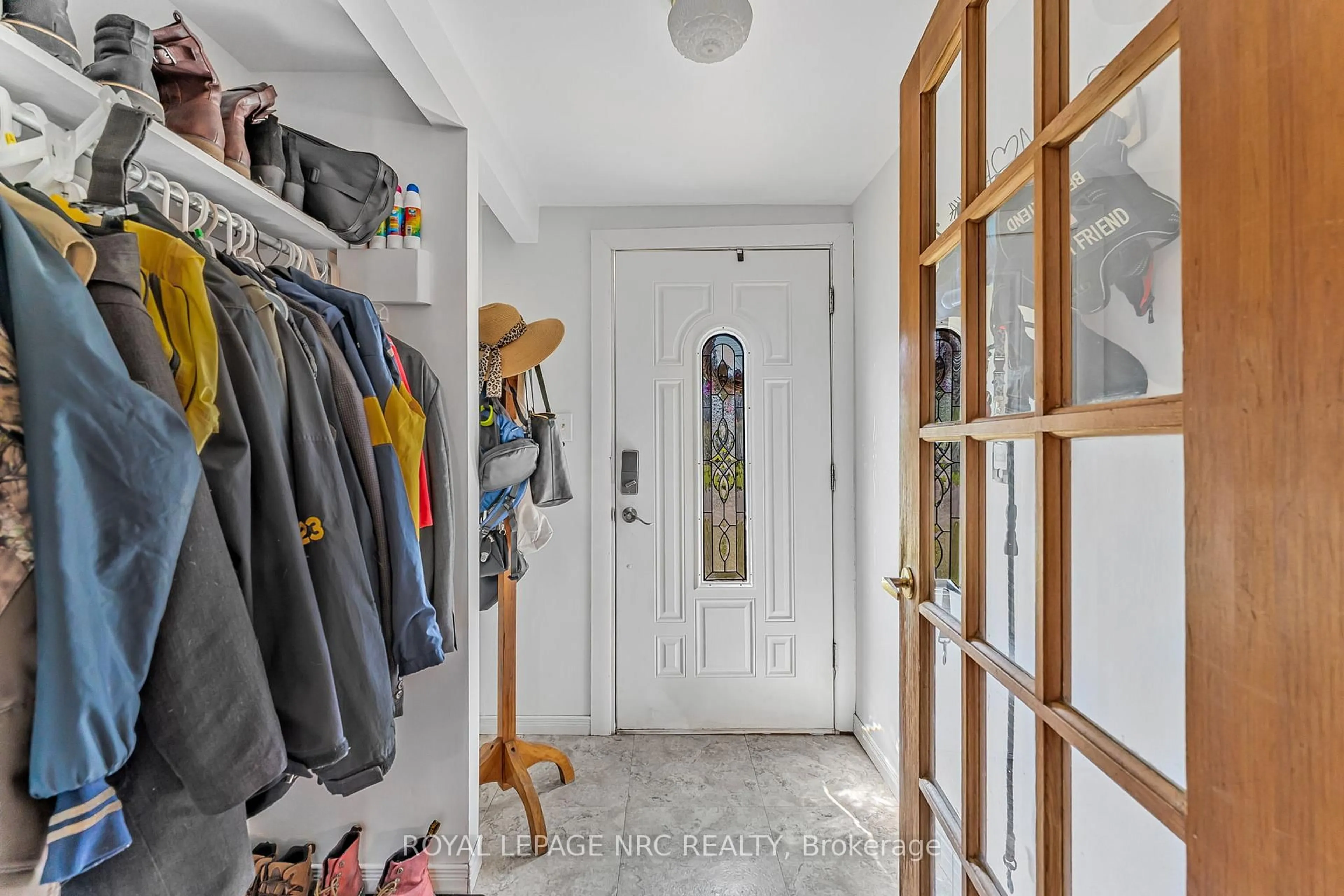 Indoor entryway for 3902 Rebstock Rd, Fort Erie Ontario L0S 1B0