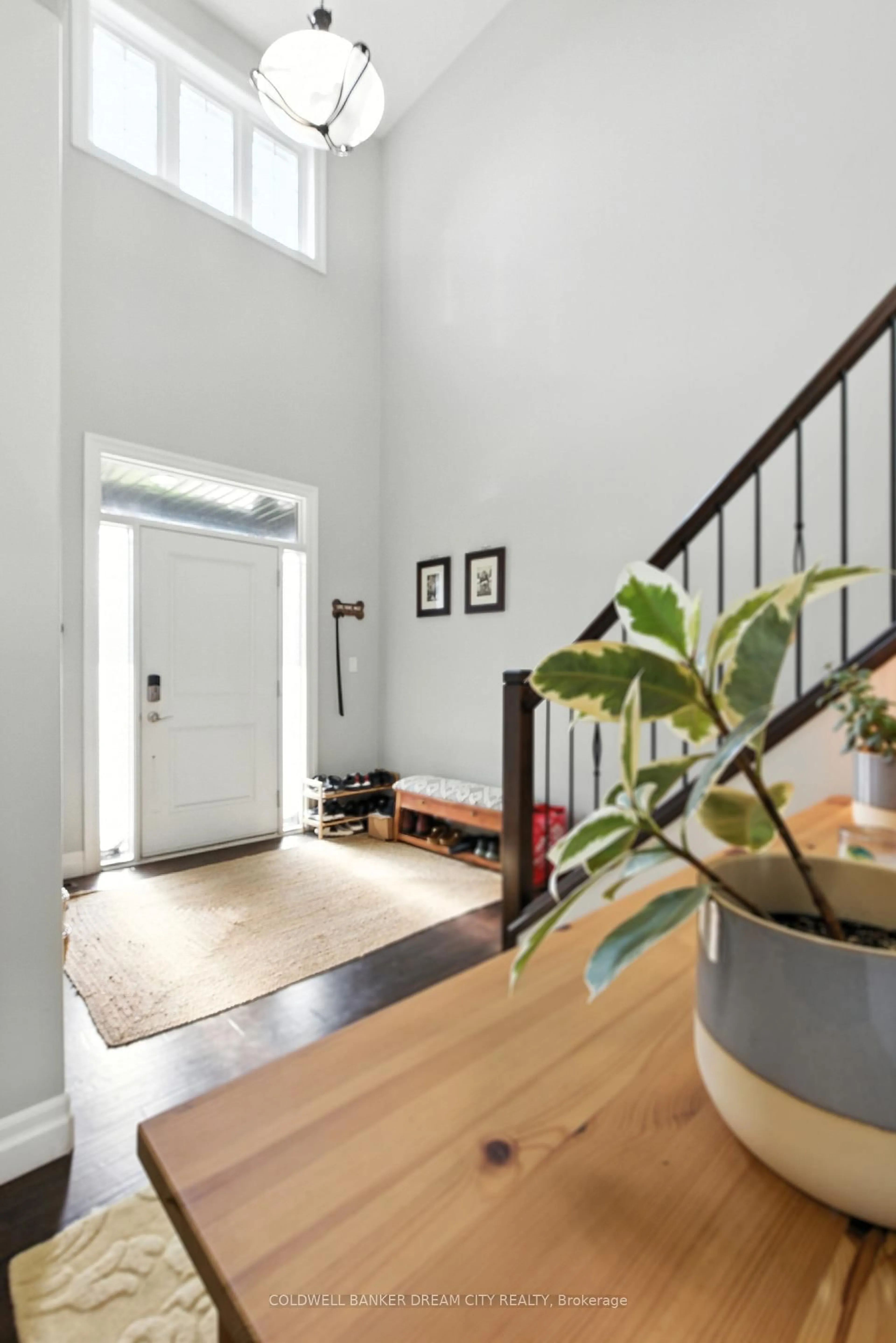 Indoor entryway for 10 Honey Bend, St. Thomas Ontario N5R 0H6