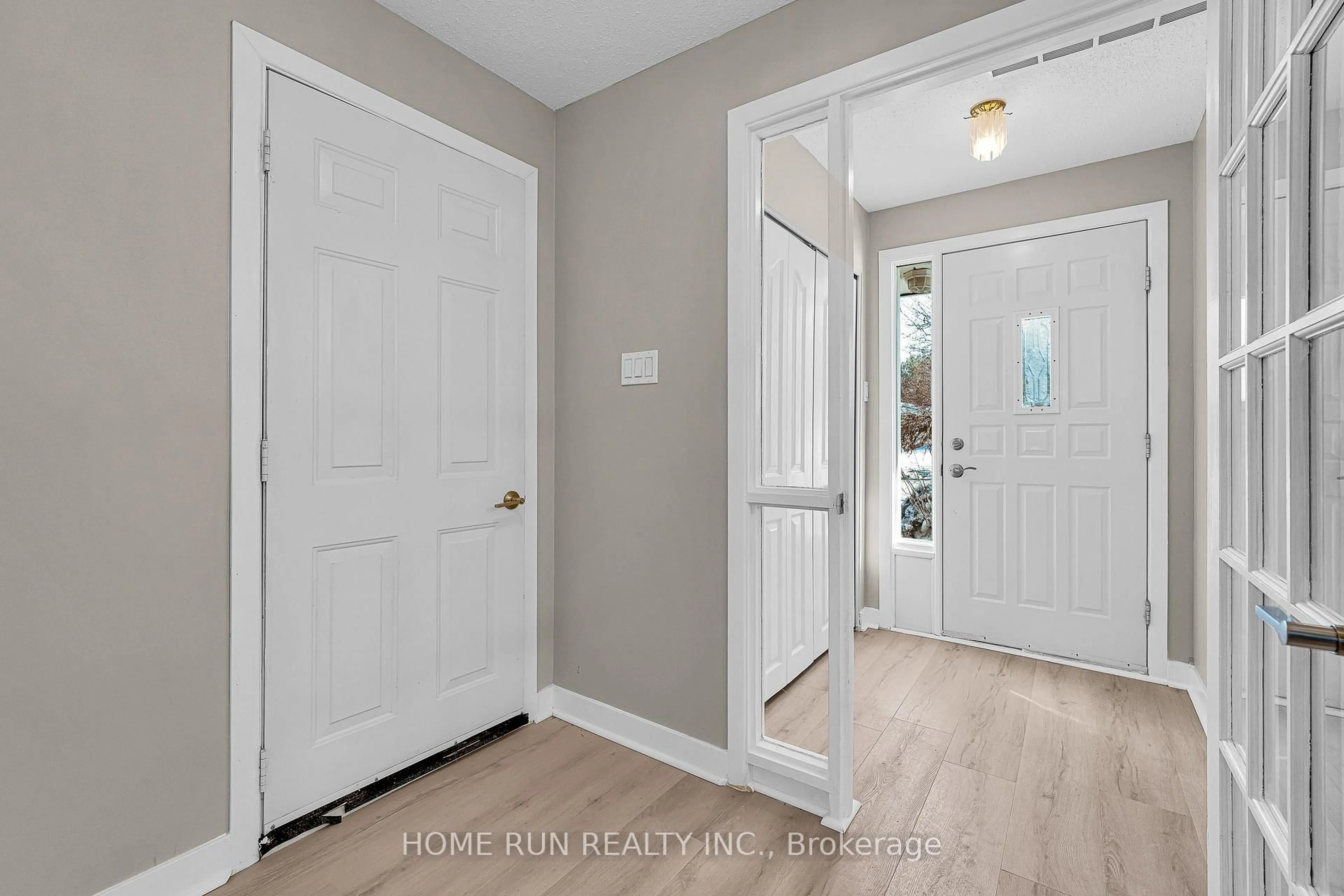 Indoor entryway for 1259 Meadowlands Dr, Ottawa Ontario K2E 6K4