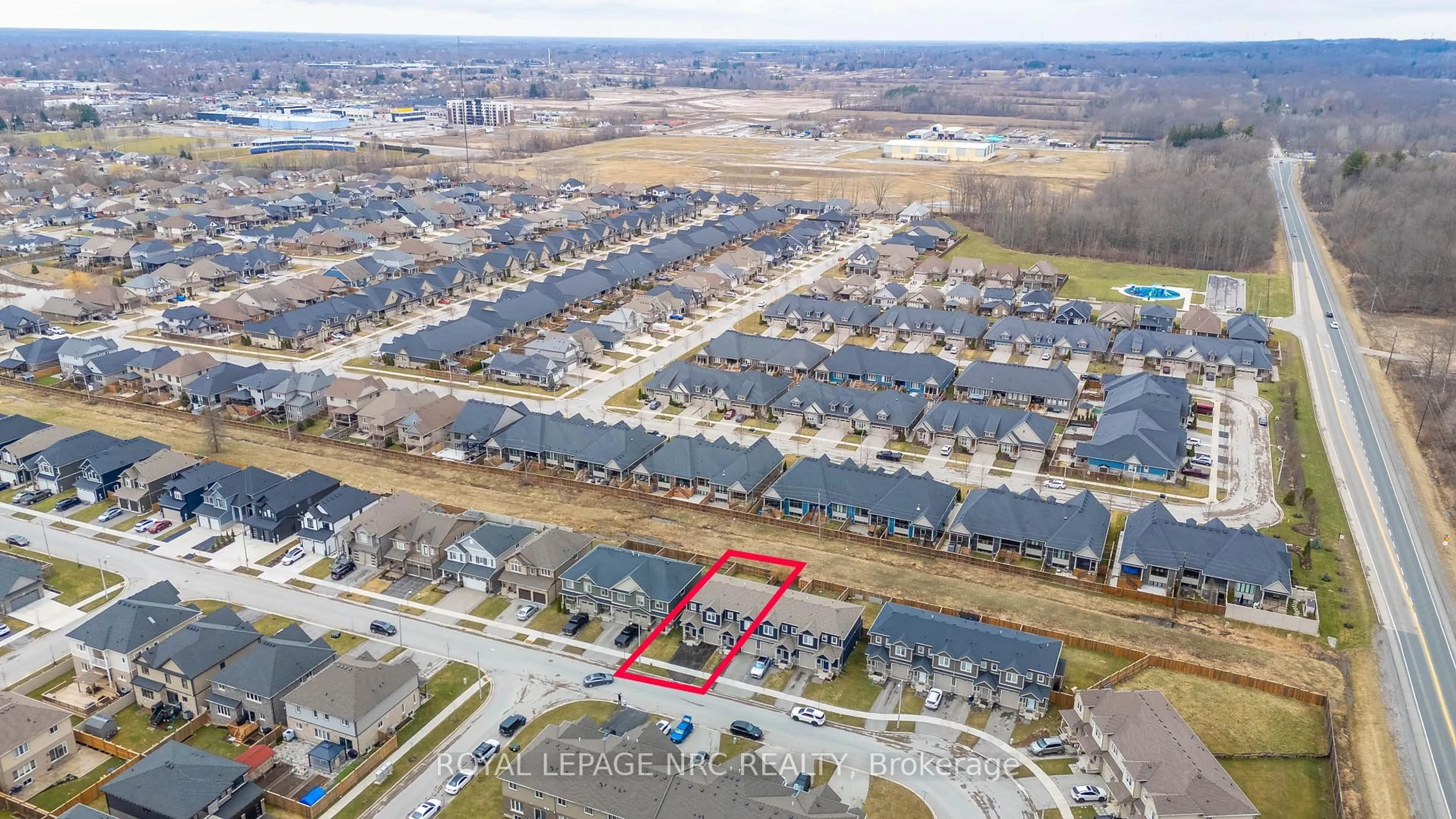 A pic from outside/outdoor area/front of a property/back of a property/a pic from drone, street for 43 Wilkerson St, Thorold Ontario L2V 0G4