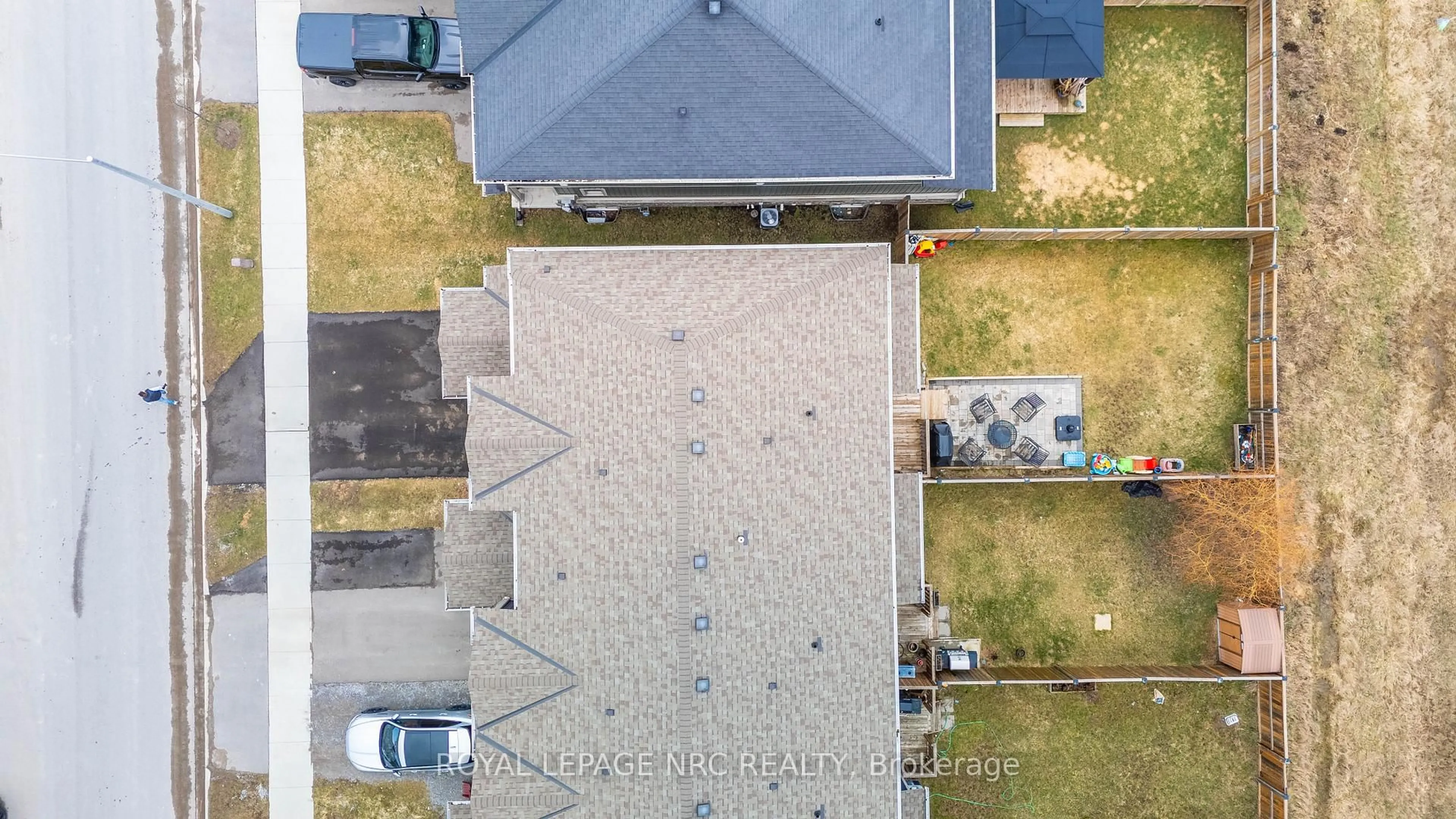 A pic from outside/outdoor area/front of a property/back of a property/a pic from drone, street for 43 Wilkerson St, Thorold Ontario L2V 0G4