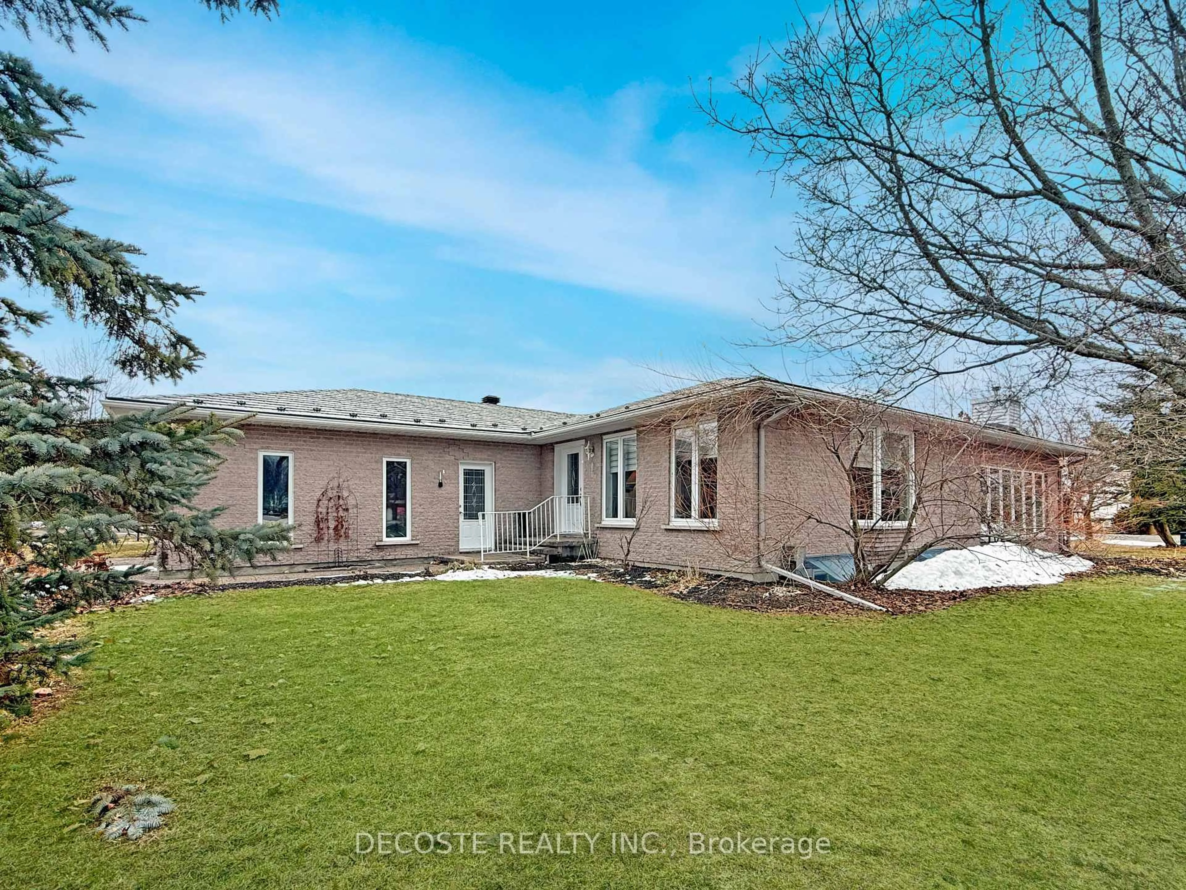 A pic from outside/outdoor area/front of a property/back of a property/a pic from drone, unknown for 6298 Maclean Crt, South Glengarry Ontario K0C 1E0