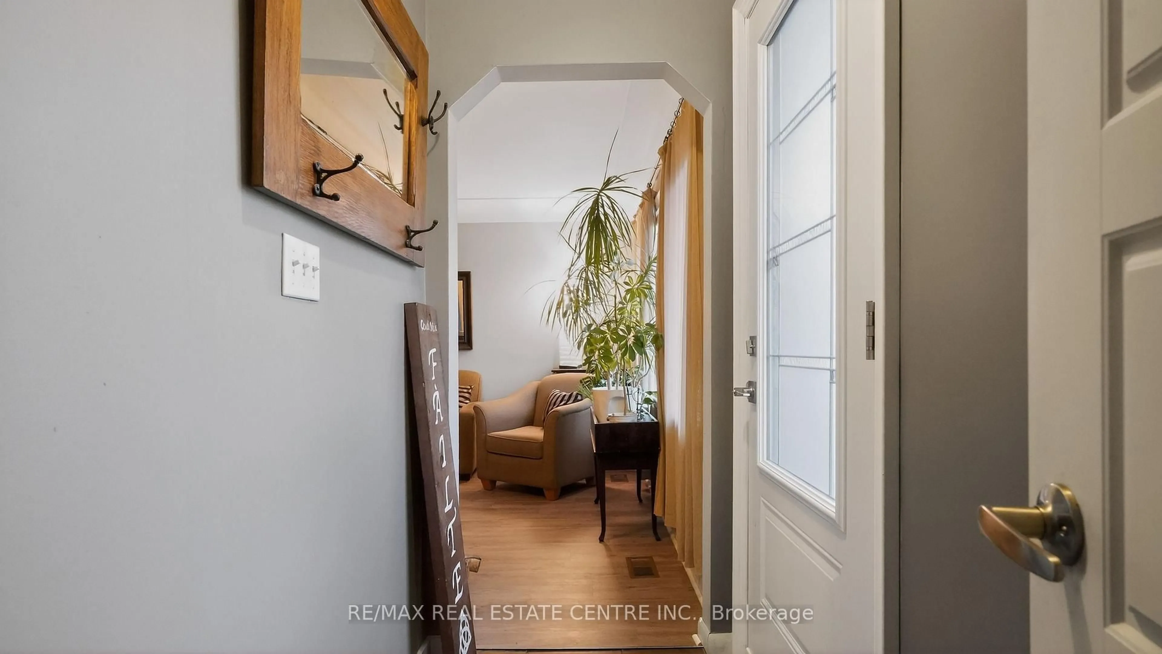 Indoor entryway for 342 East 17th St, Hamilton Ontario L9A 4M8