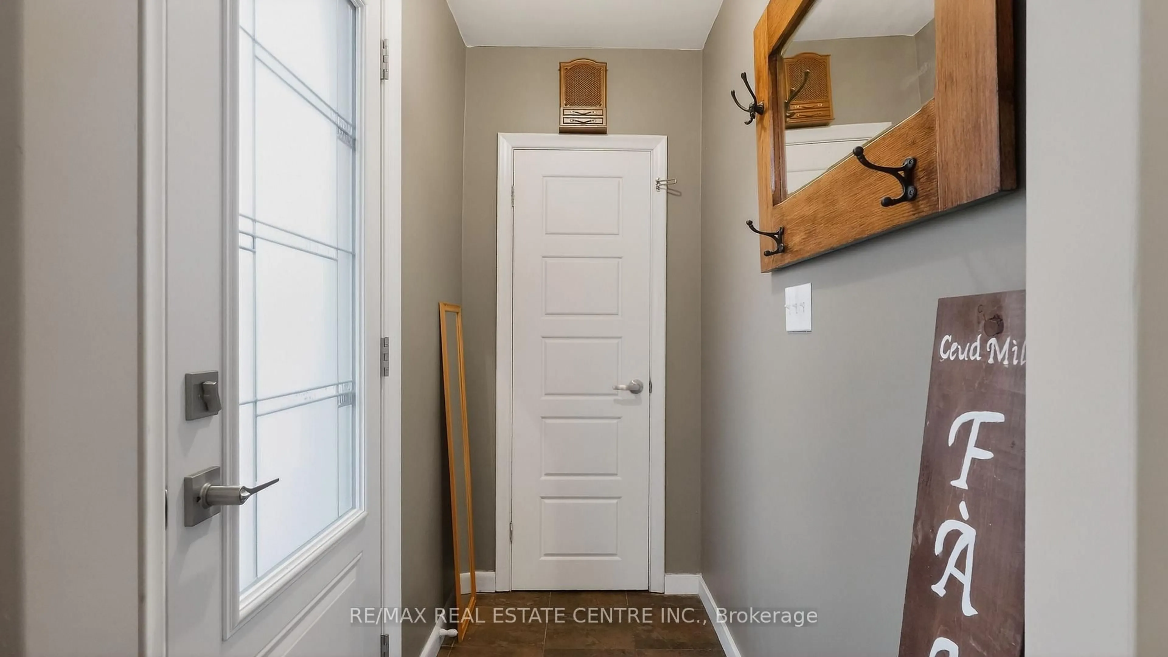 Indoor entryway for 342 East 17th St, Hamilton Ontario L9A 4M8