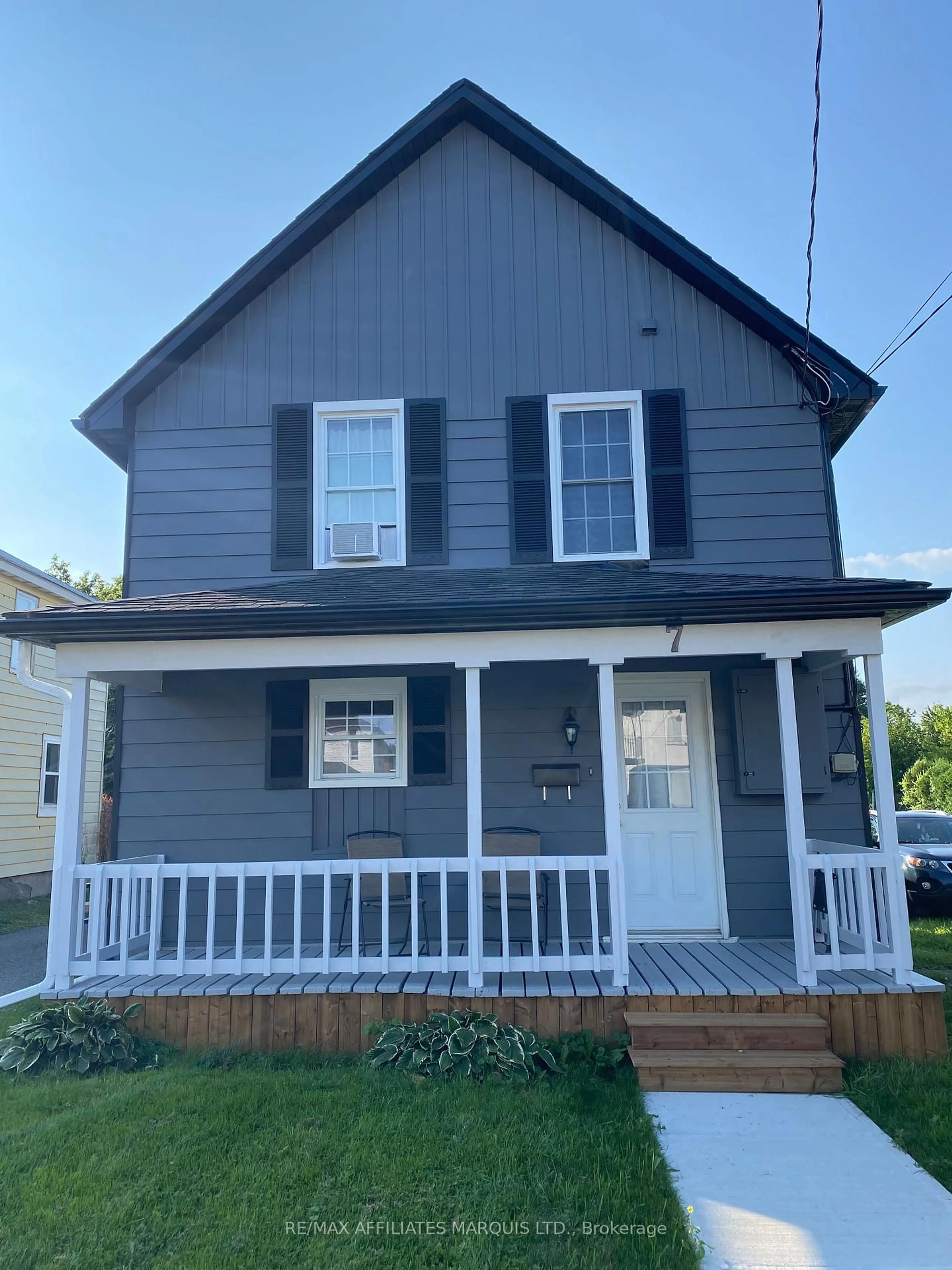 Home with vinyl exterior material, street for 7 Park St, Cornwall Ontario K6H 1K1