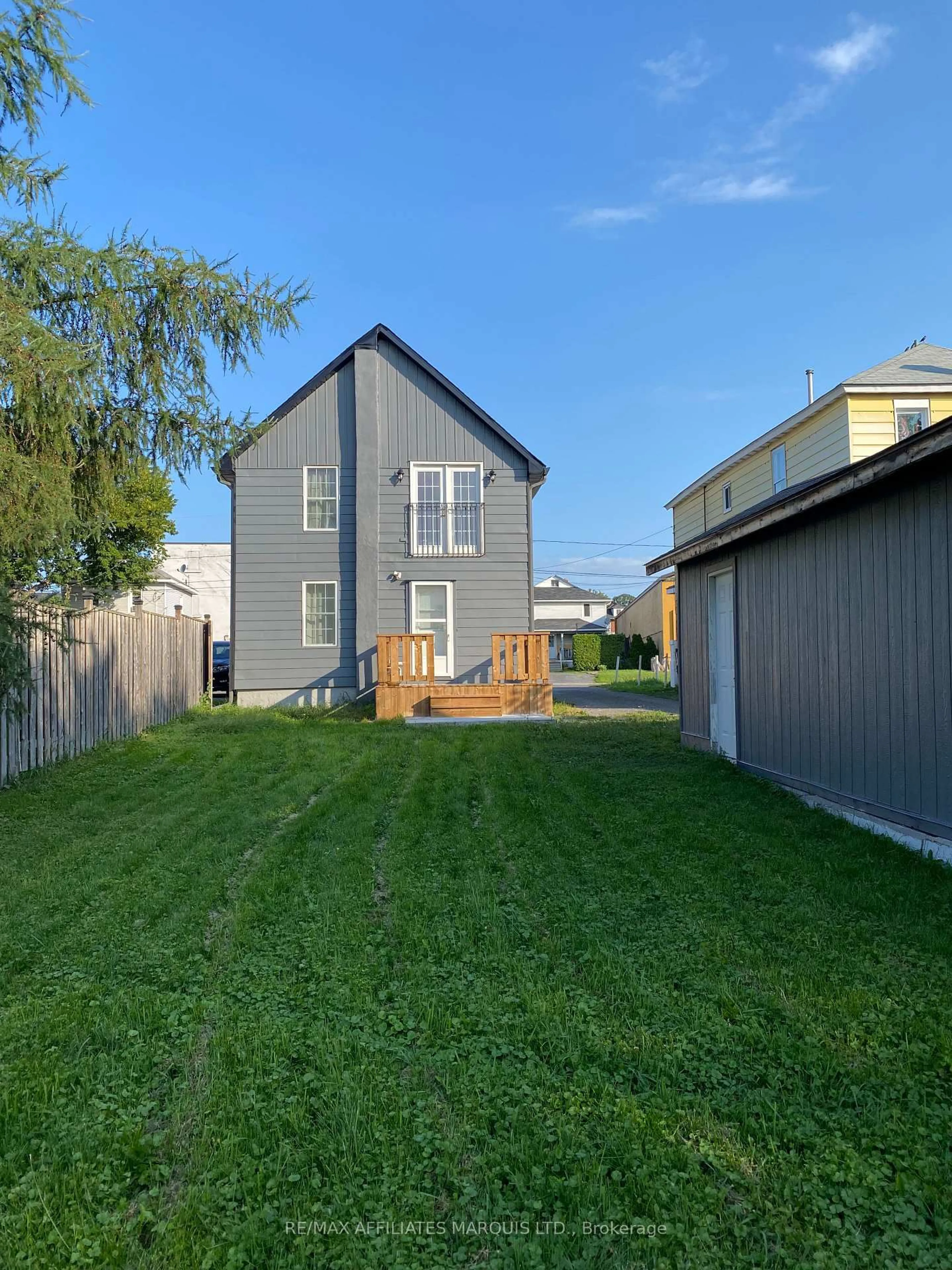 A pic from outside/outdoor area/front of a property/back of a property/a pic from drone, street for 7 Park St, Cornwall Ontario K6H 1K1