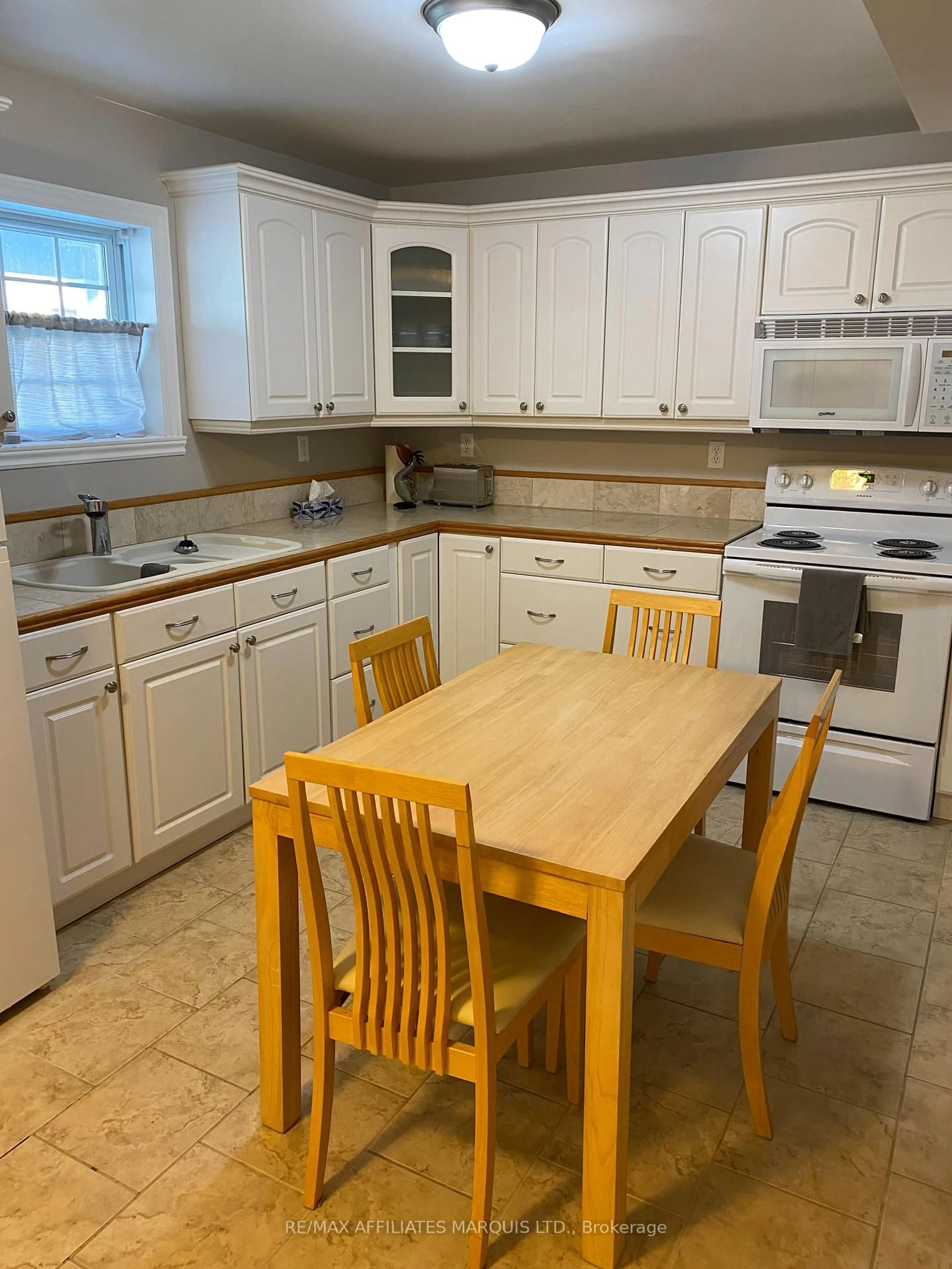 Standard kitchen, unknown for 7 Park St, Cornwall Ontario K6H 1K1