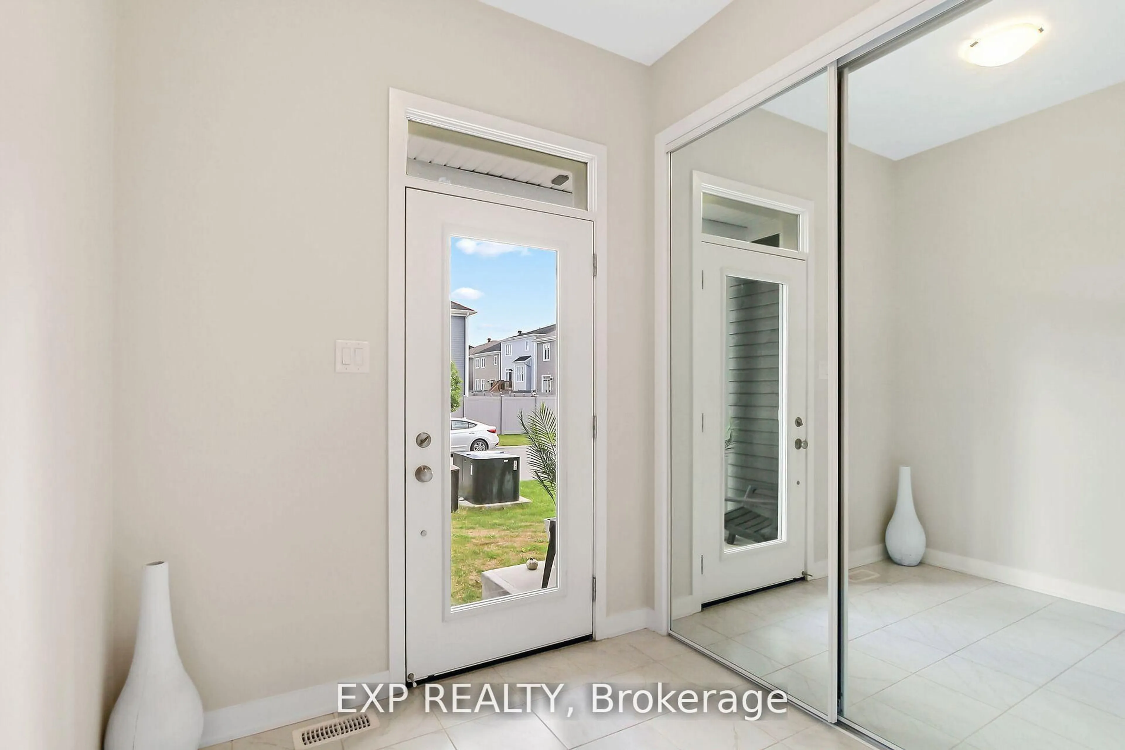 Indoor entryway for 224 Pursuit Terr, Richmond Ontario K0A 2Z0