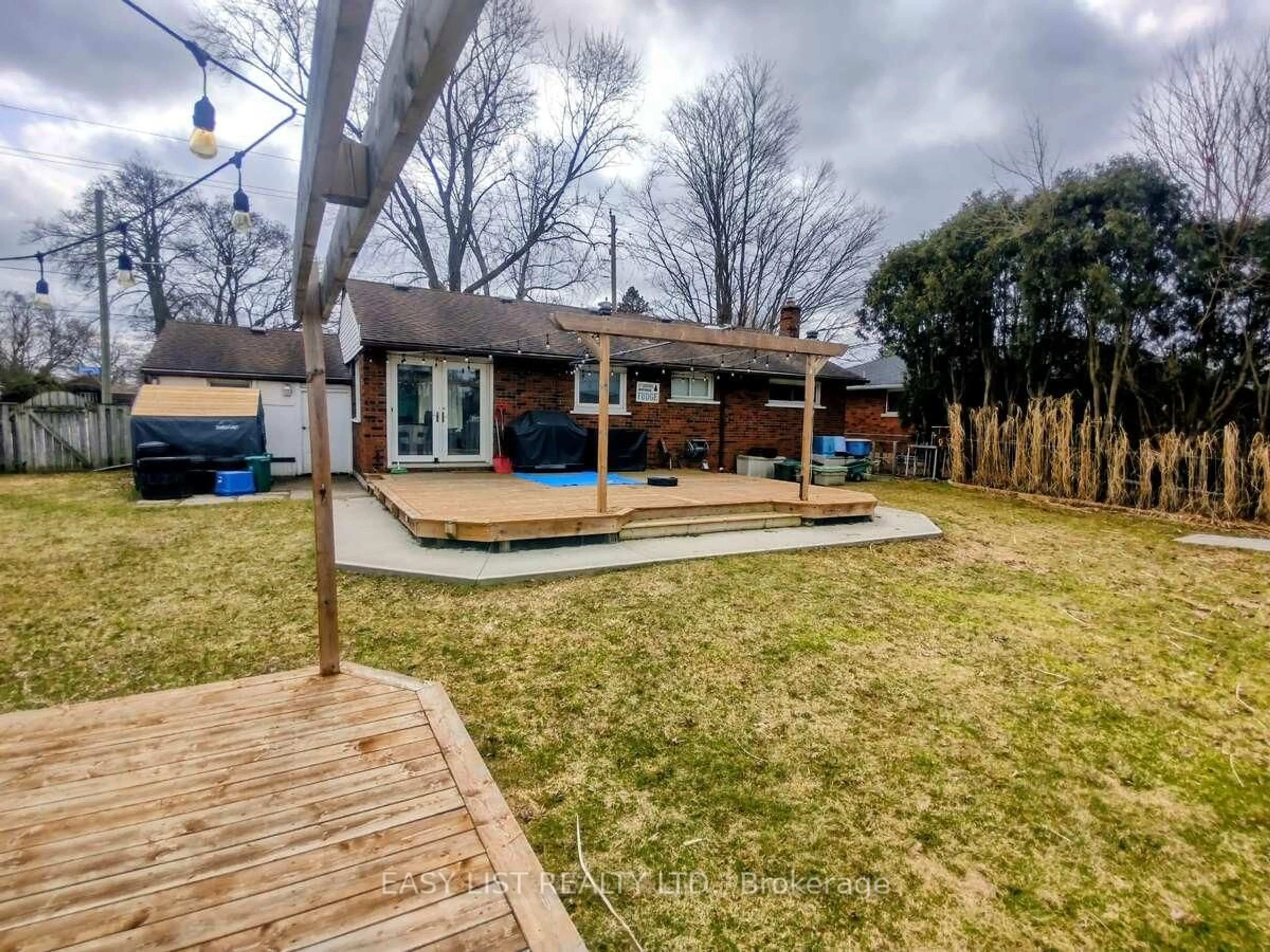 A pic from outside/outdoor area/front of a property/back of a property/a pic from drone, street for 6697 Huggins St, Niagara Falls Ontario L2J 1H8