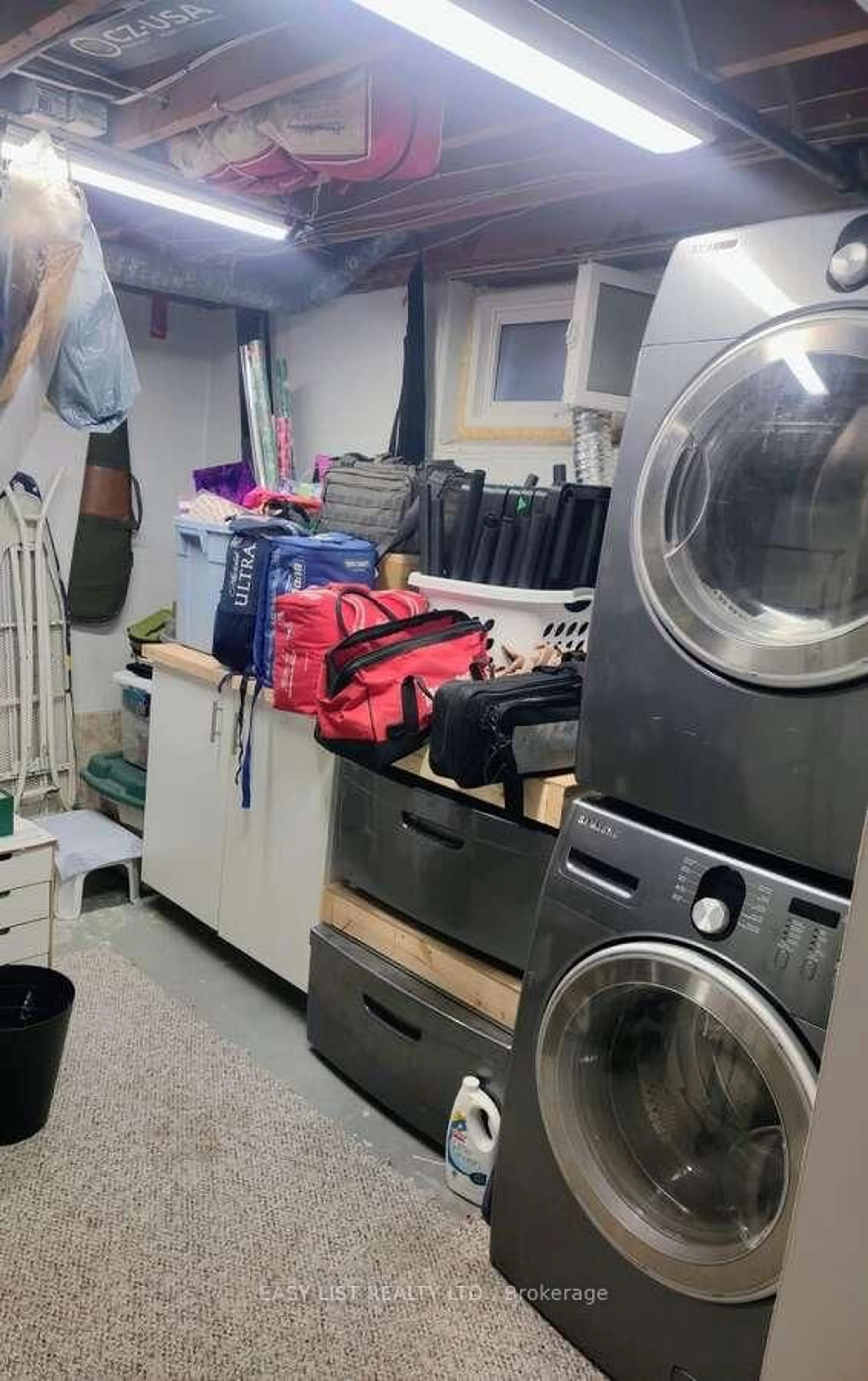 Kitchen with laundary machines, floor is not visible for 6697 Huggins St, Niagara Falls Ontario L2J 1H8