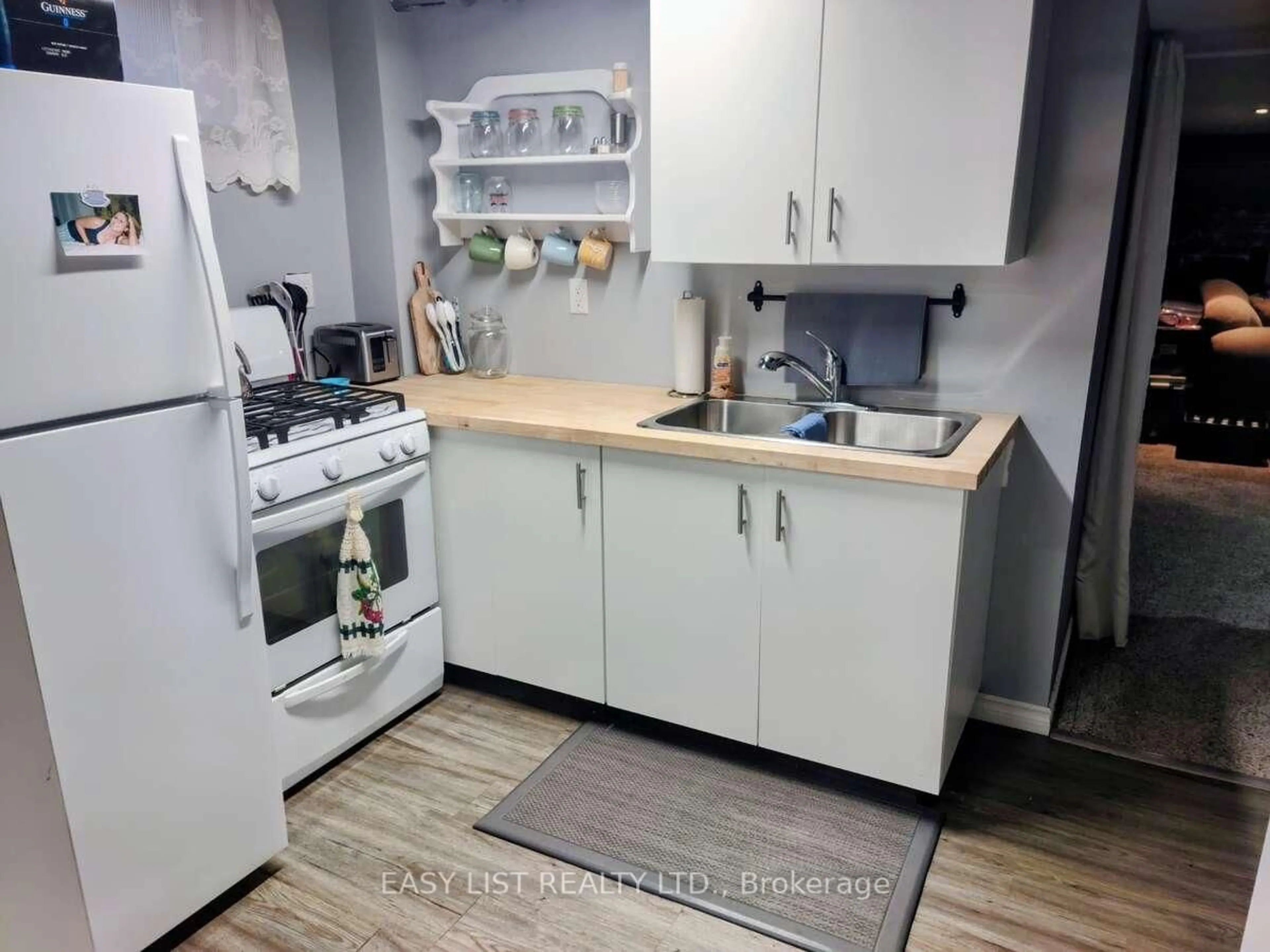 Standard kitchen, wood/laminate floor for 6697 Huggins St, Niagara Falls Ontario L2J 1H8