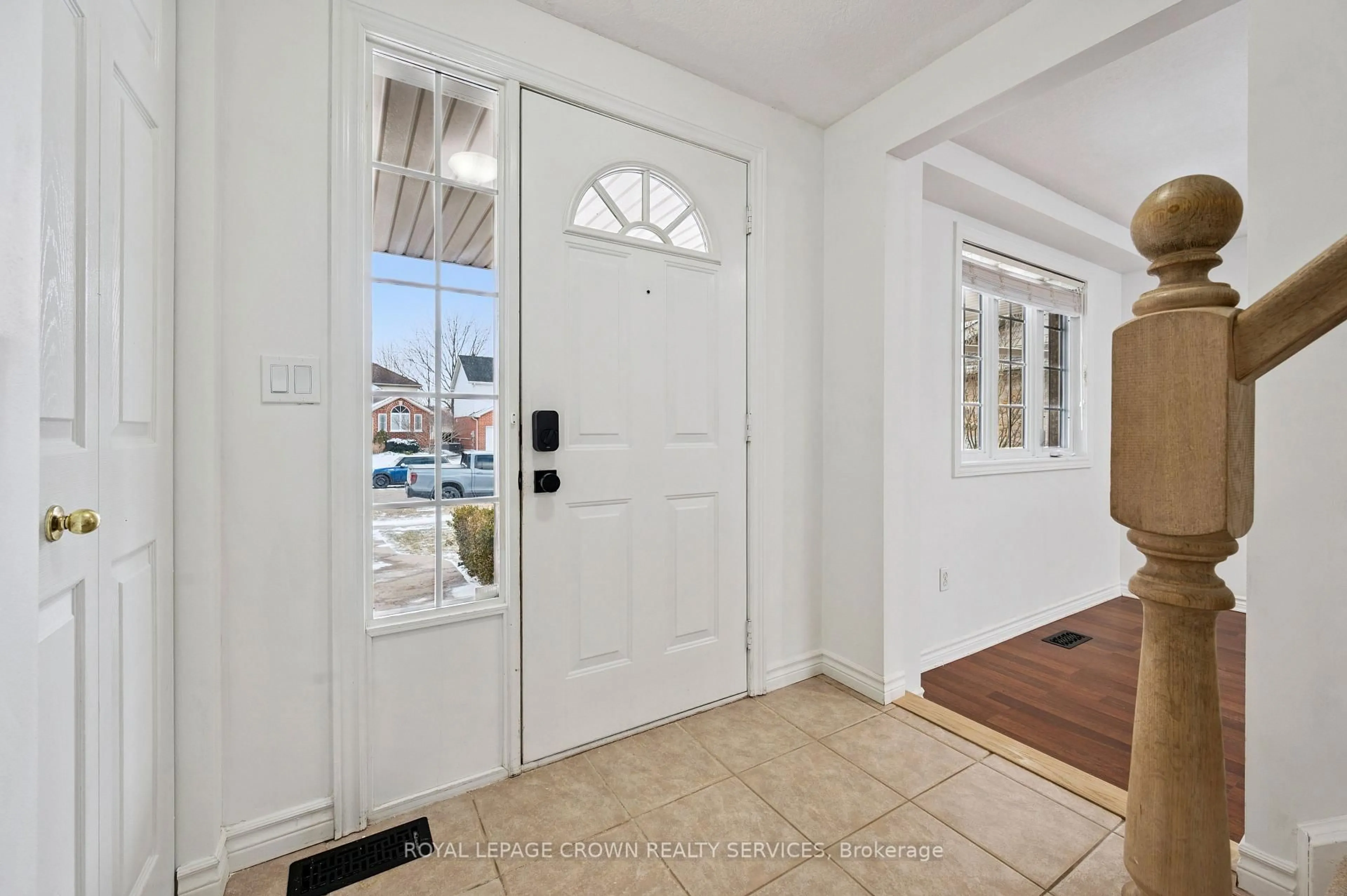 Indoor entryway for 16 Merlene Crt, Cambridge Ontario N3C 4G1