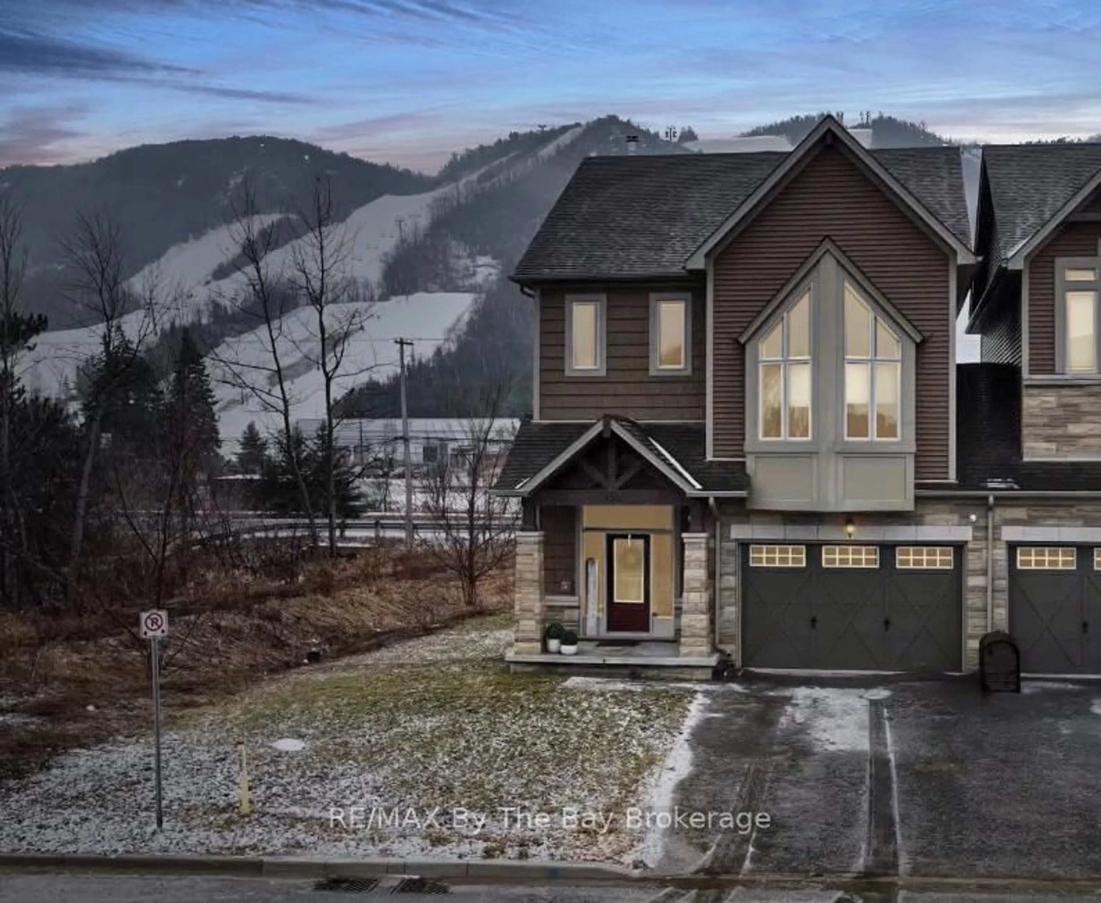 Home with vinyl exterior material, mountain view for 126 Delphi Lane, Blue Mountains Ontario N0H 1J0