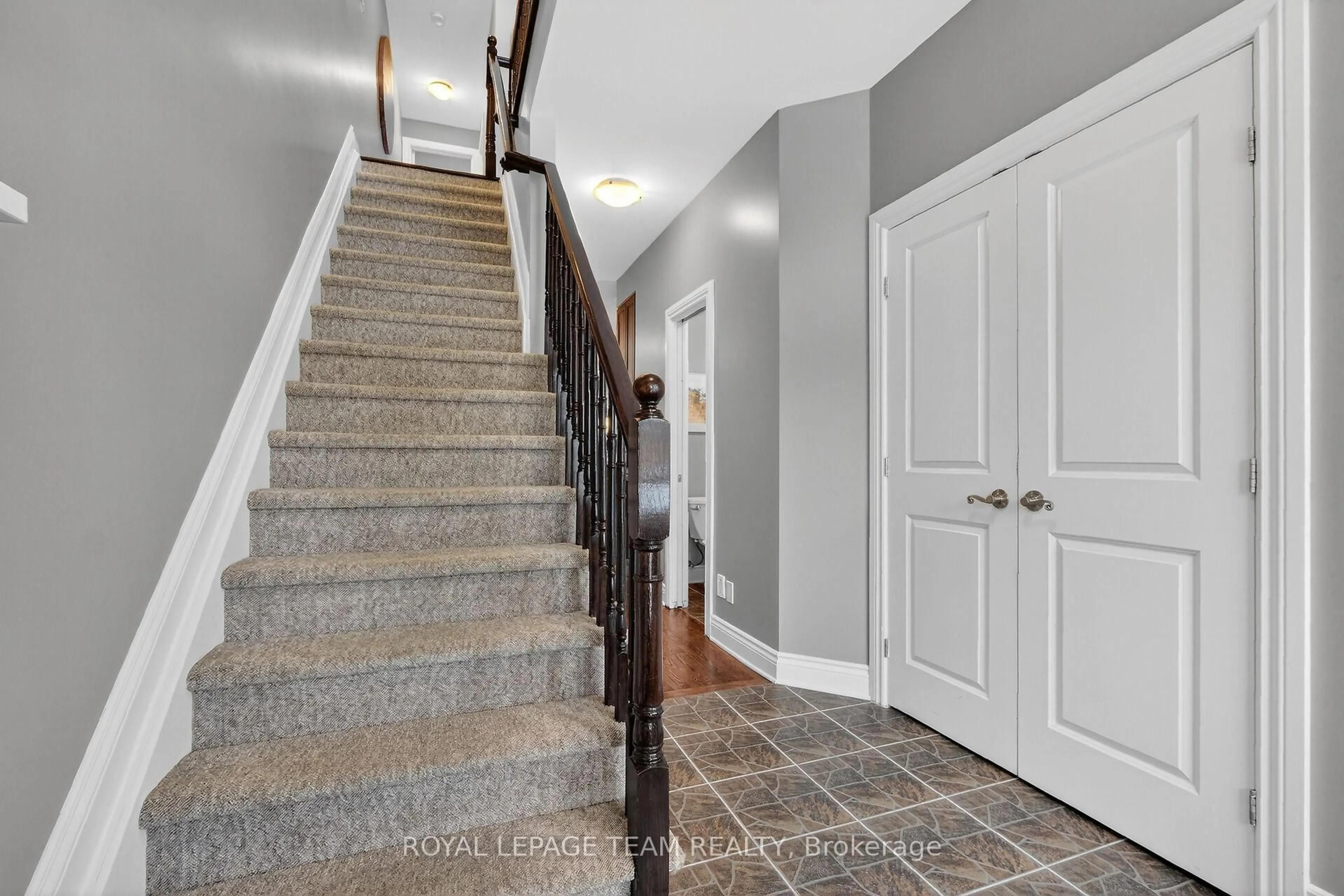 Unknown for 142 A Queen Mary St #A, Ottawa Ontario K1K 1X5