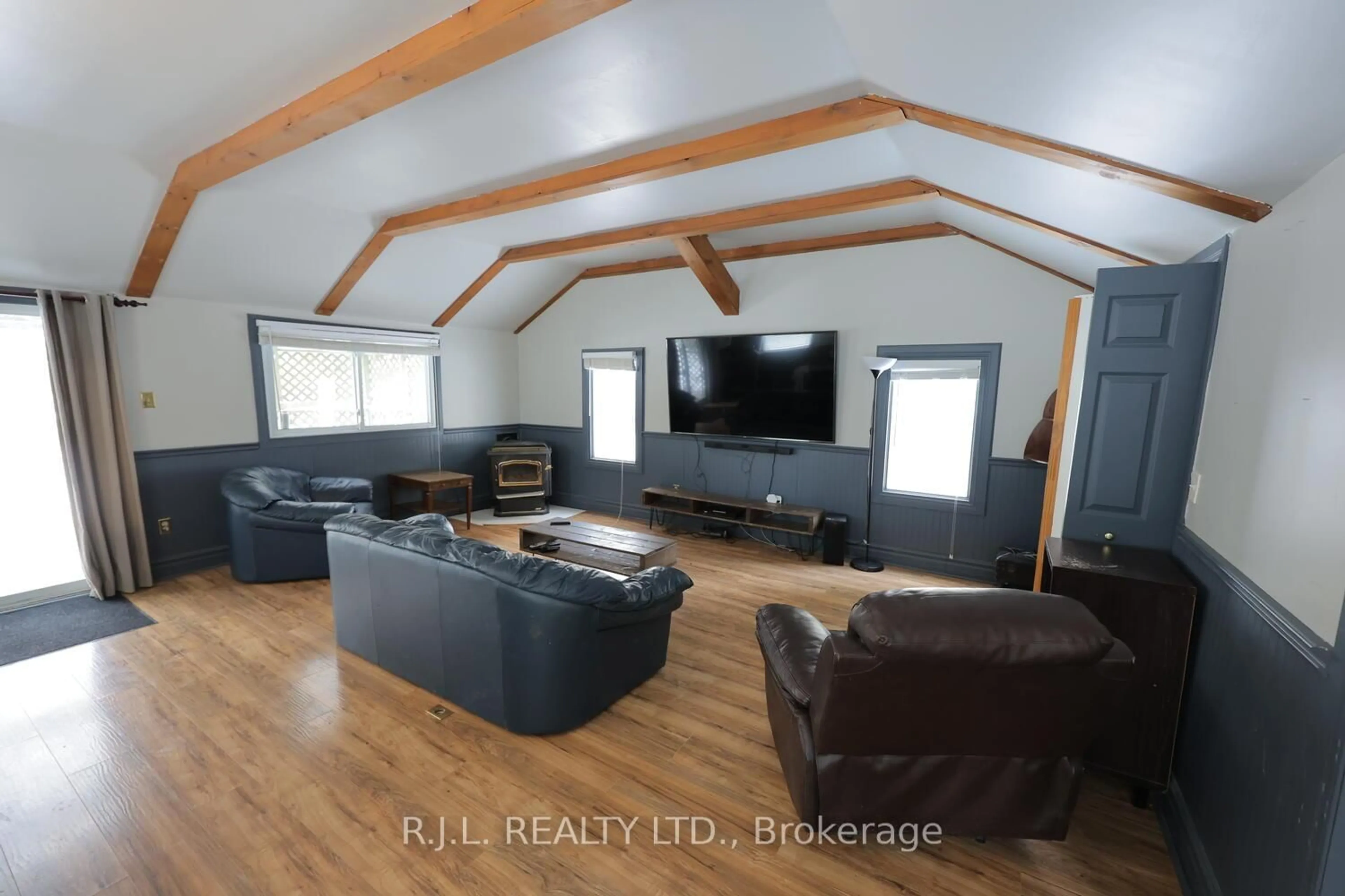 Living room with furniture, wood/laminate floor for 19 Concession St, Havelock-Belmont-Methuen Ontario K0L 1Z0