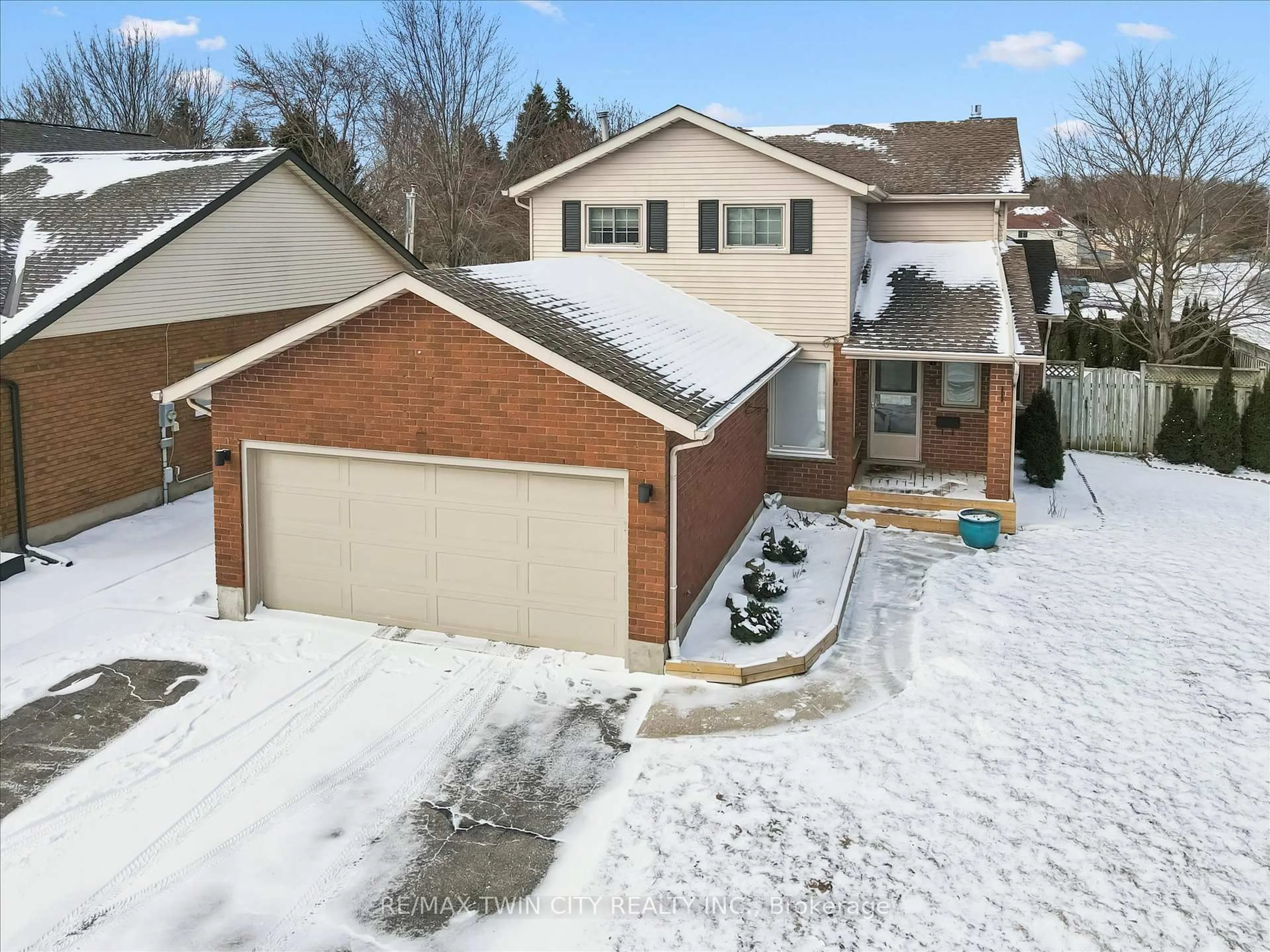 A pic from outside/outdoor area/front of a property/back of a property/a pic from drone, street for 3 Alona Ave, Cambridge Ontario N3C 3Y5