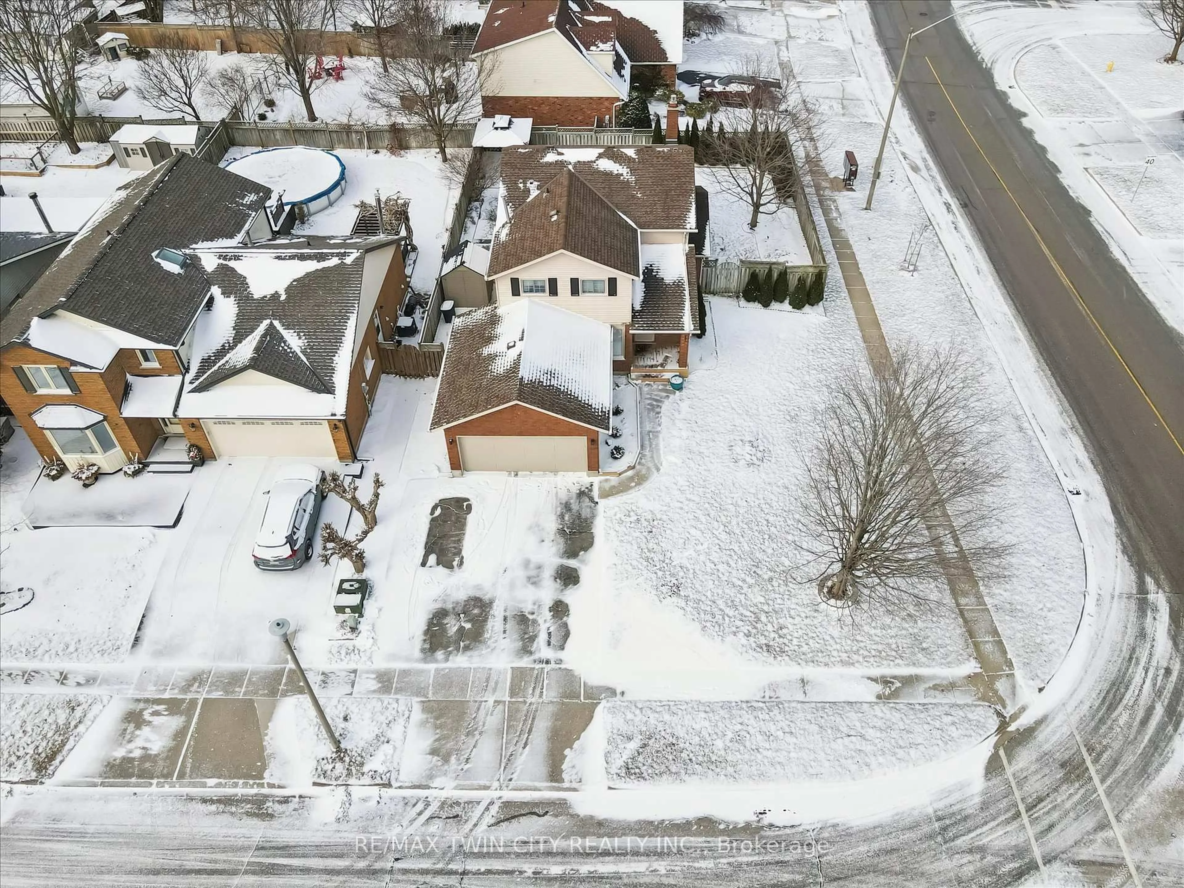 A pic from outside/outdoor area/front of a property/back of a property/a pic from drone, street for 3 Alona Ave, Cambridge Ontario N3C 3Y5