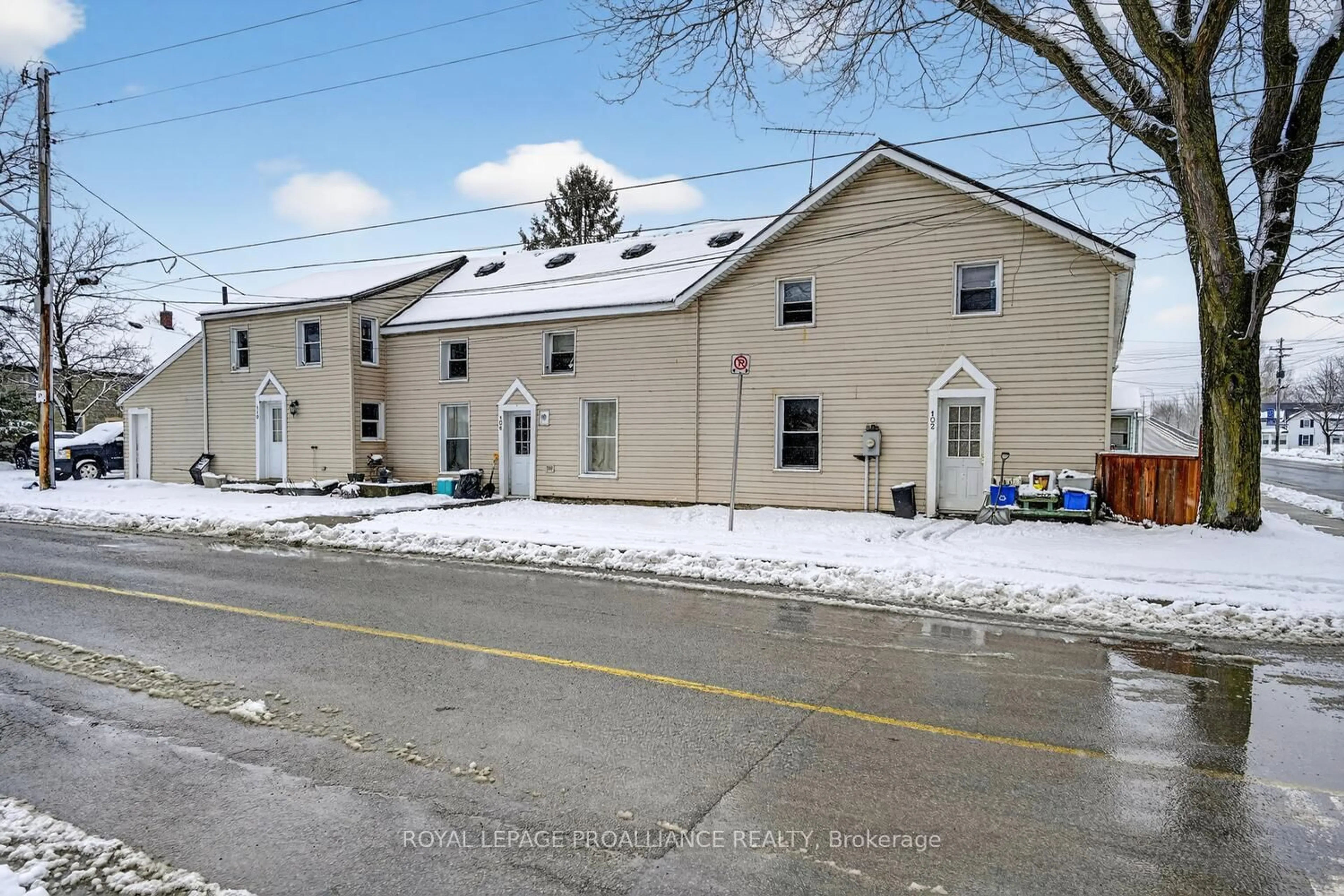 A pic from outside/outdoor area/front of a property/back of a property/a pic from drone, building for 110 Park St, Prescott Ontario K0E 1T0