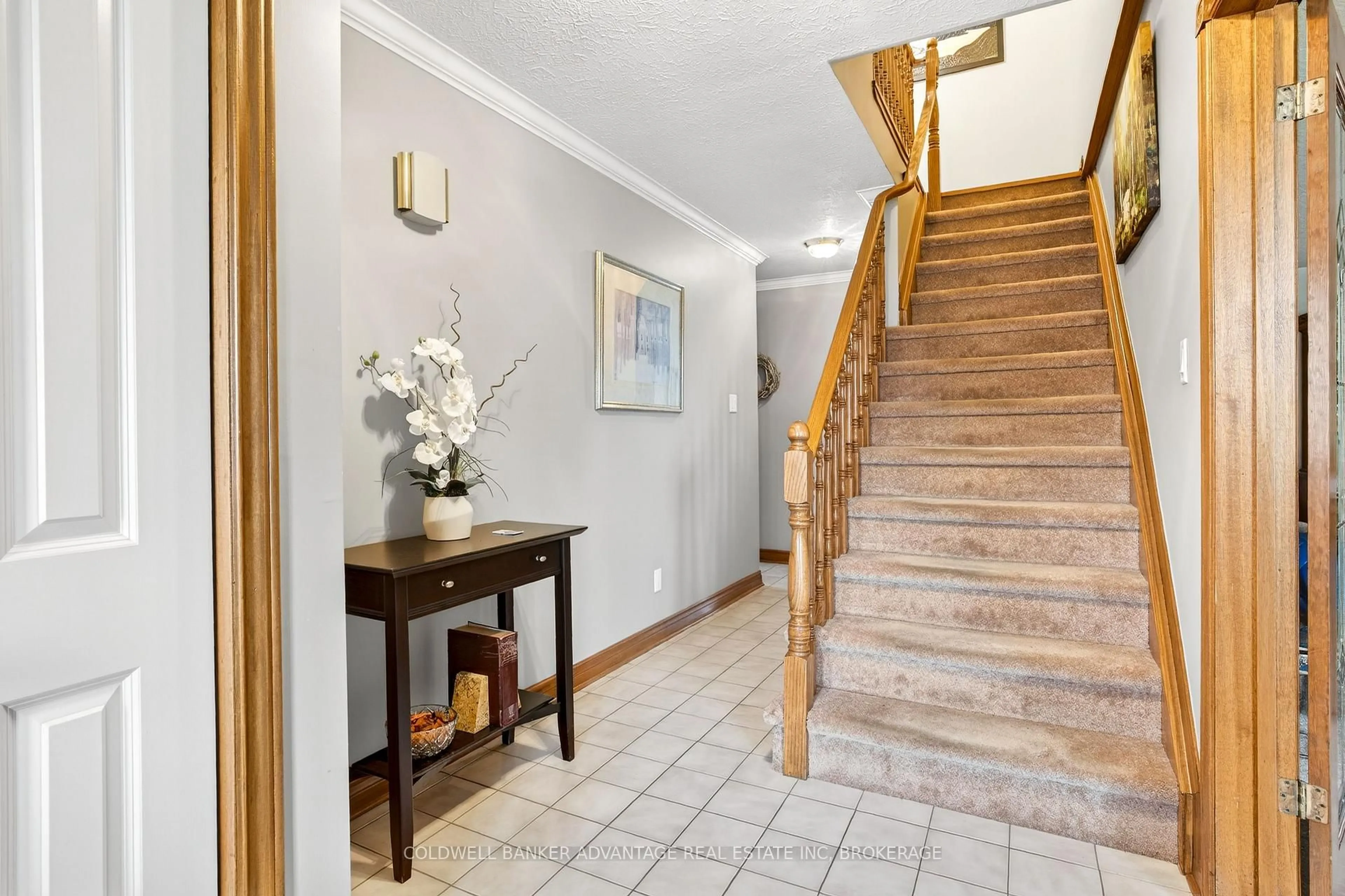 Indoor foyer for 41 Adel Dr, St. Catharines Ontario L2M 3W9