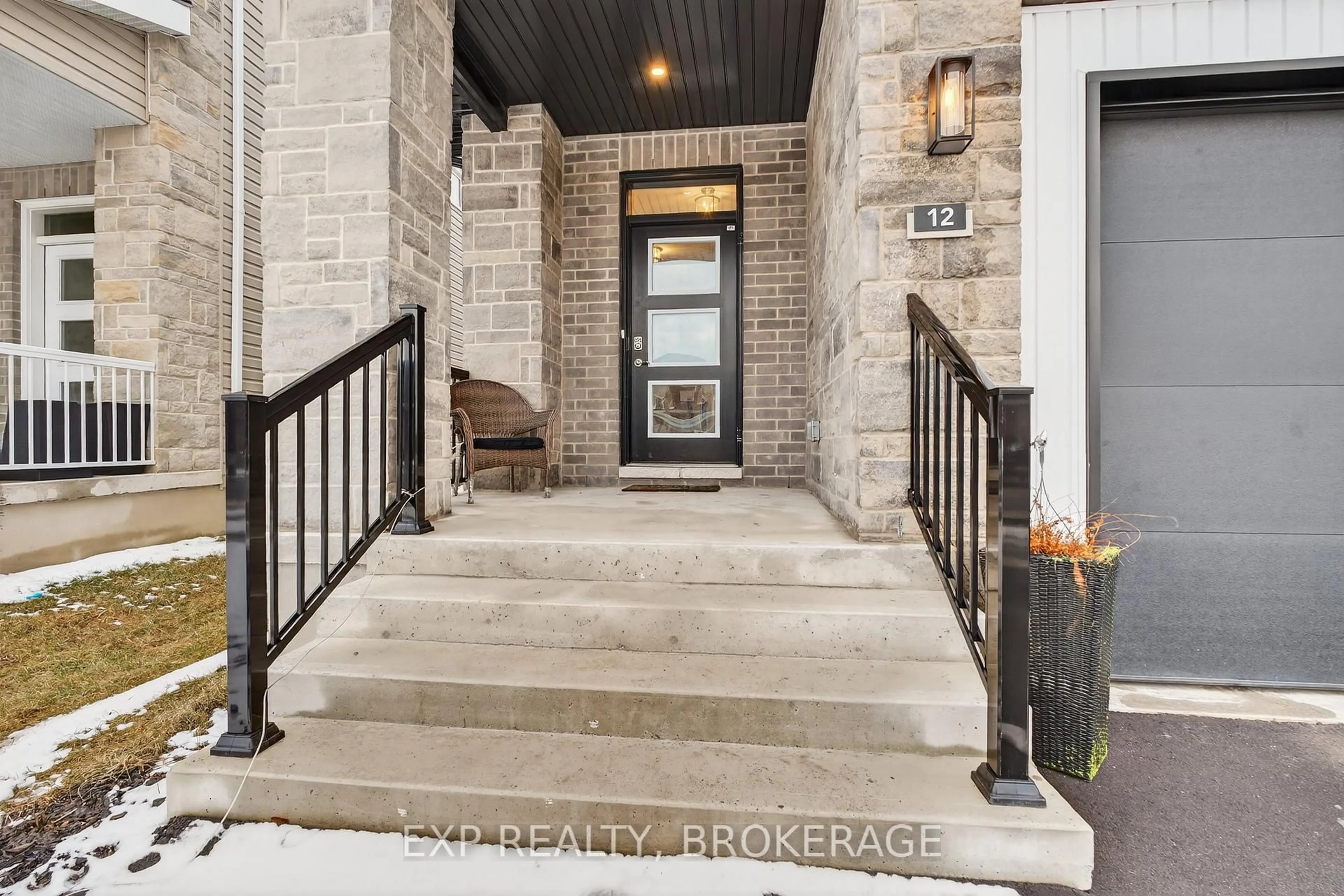 Indoor entryway for 12 WALDEN POND Dr, Loyalist Ontario K7N 0E6