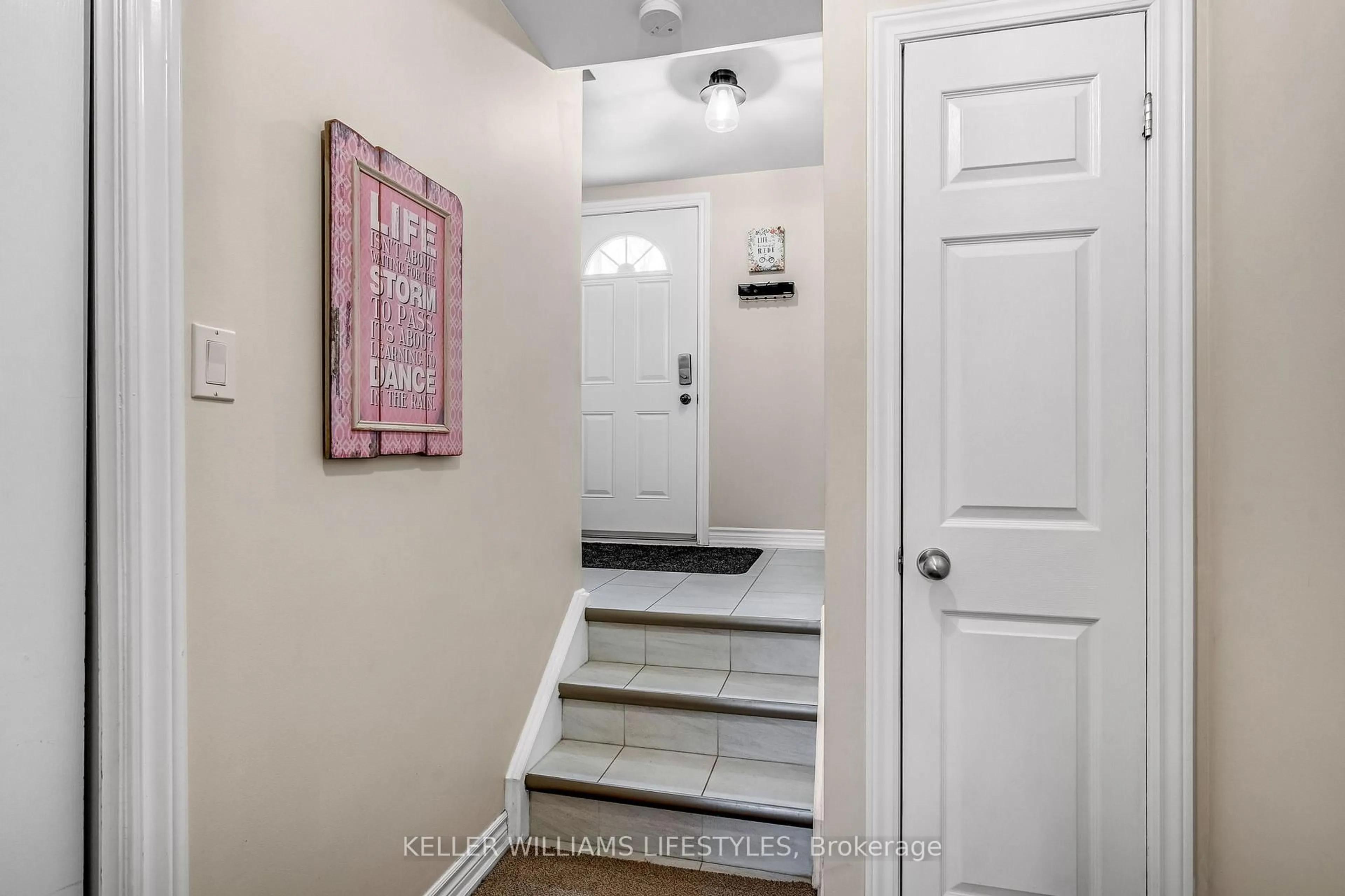 Indoor entryway for 900 Pond View Rd #84, London South Ontario N5Z 4L7